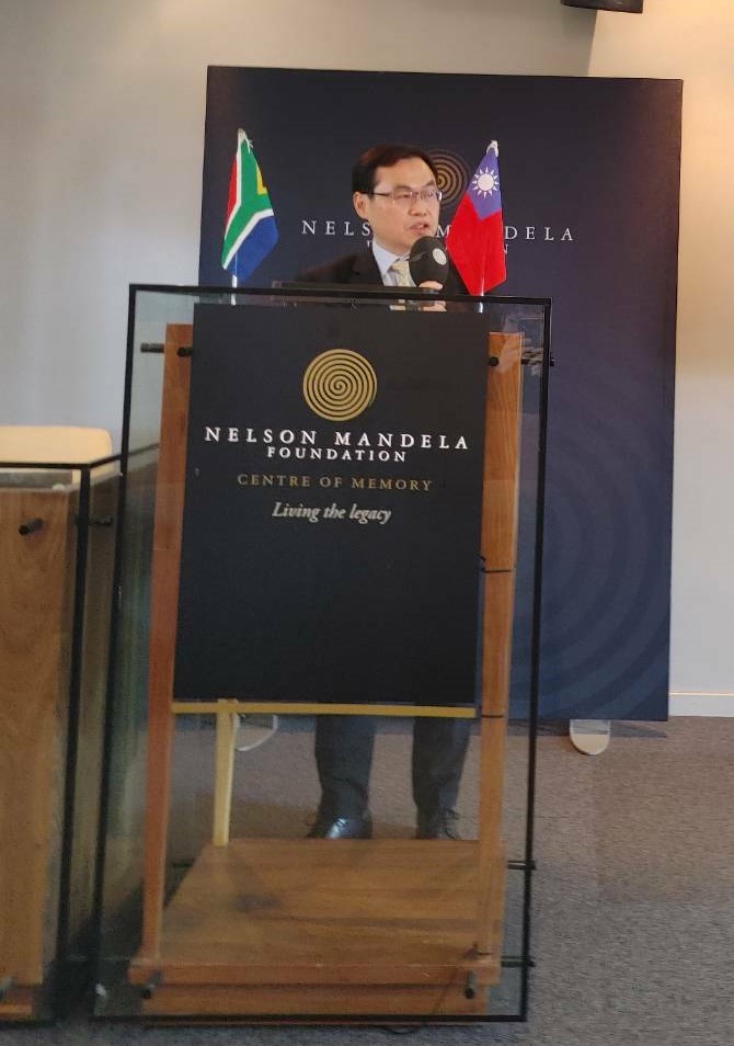 賀代表首先感謝東吳大學潘校長及同仁多年來細心保存曼德拉相關史料，使本處可於近30年後將史料捐贈予曼德拉基金會運用，甚具意義。曼德拉不僅對南非，對全世界人民都具深遠影響，其1993年時以南非執政黨(ANC)主席身分訪台，該次訪問更為台灣與ANC未來交流合作奠立基礎，亦代表台斐兩國間之深厚情誼。台斐兩國共享民主、自由及人權等價值，正是曼德拉終身致力實現之重要價值。另為與南非分享我國民主進程，本次台灣民主基金會亦特捐贈一批介紹台灣民主化之書籍與期刊予曼德拉基金會保存分享，盼未來兩基金會可在其他議題及領域合作交流。賀代表最後引用曼德拉名言「將我們分開的並非我們在種族、宗教或文化上的不同。我們享有自由後，自此只有一種分別，那就是珍惜民主與不珍惜民主的分別」說明，我與南非因民主自由價值而結合，我們應緬懷曼德拉生前為人權與平等奮鬥之精神，繼續向前，為打造一個更美好的世界而努力。