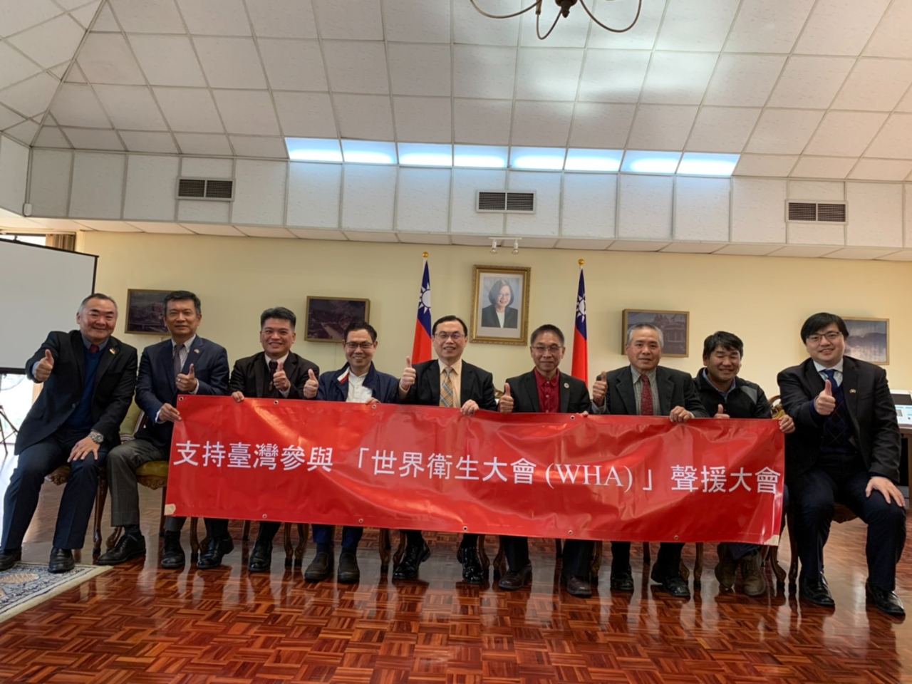 本處賀代表(中)主持座談並與訪賓伍總會長其修(左四)一行合影