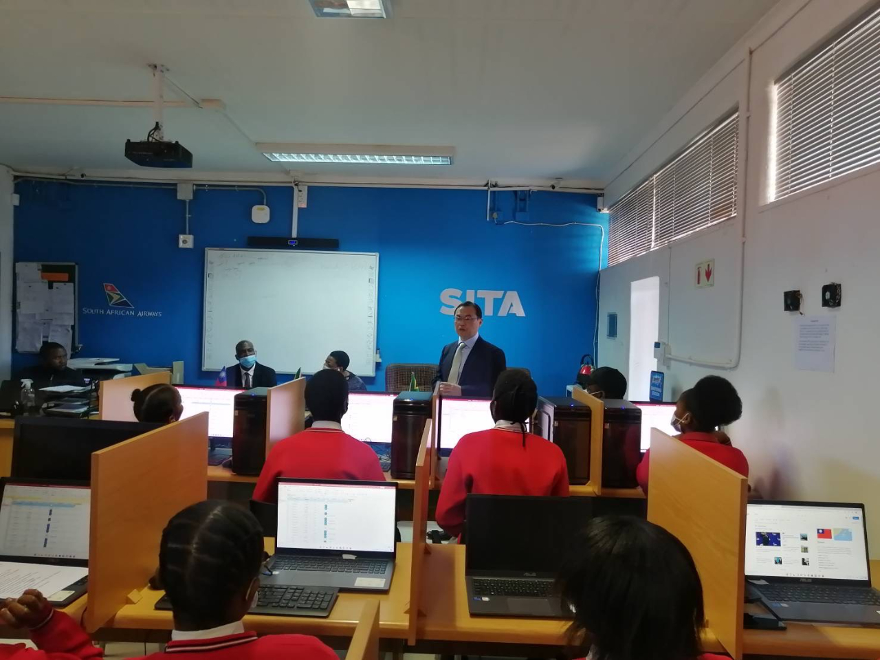 賀代表代表台灣政府捐贈一批電腦予南非豪登省的Phumulani 中學，賀代表在捐贈典禮中，說明台灣科技實力及學習運用科技能力的重要，並鼓勵在場學生努力學習。