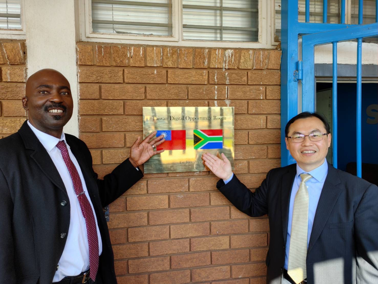 賀代表與該校代理校長蒙格維（Tram Mongwe）共同為「台灣數位教育教室」舉行揭牌啟用儀式。
