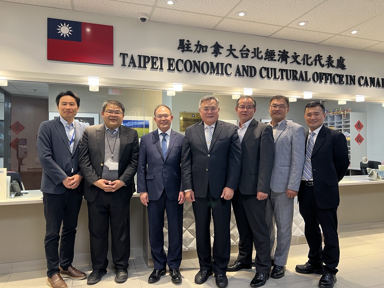 Nous accueillons chaleureusement le président Li Wei-xian et l’équipe d’AirAsia à Ottawa pour un échange commercial. Lors de leur visite, ils ont rendu une visite de courtoisie à notre bureau et ont pris une photo de groupe avec l’ambassadeur Harry Ho-jen Tseng ainsi qu’avec les collègues des sections Science et Technologie et Économie.