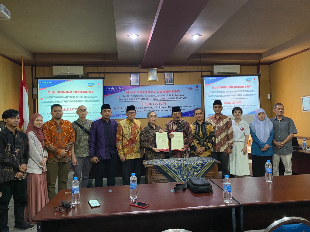 Foto bersama Director General TETO Mr.Isaac Chiu dan rektor UNIPDU KH Ahmad Zahro