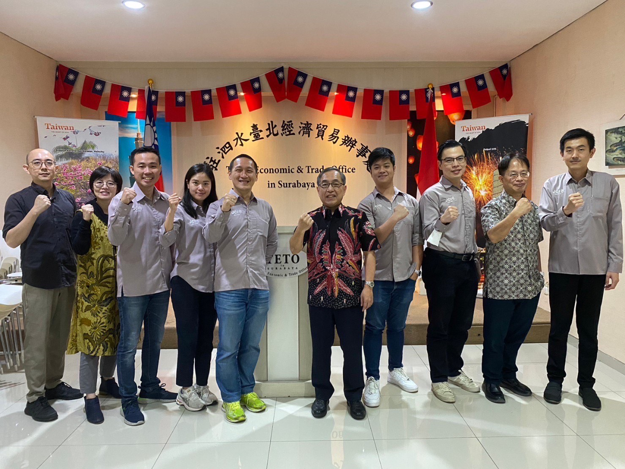 Direktur jenderal TETO Surabaya Isaac C. Chiu bertemu dengan Willy Widjaja, Presiden Junior Chamber International Jawa Timur (JCI East Java), dan kedua belah pihak menjajaki peluang kerja sama antara pengusaha Taiwan dan pengusaha muda Indonesia.