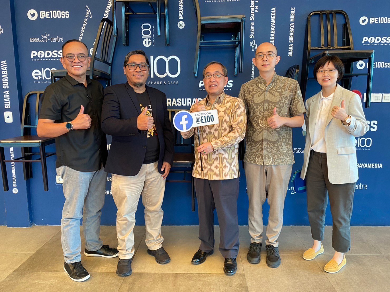 Director General TETO Surabaya Pak Isaac Chiu dan staff foto bersama dengan Pemimpin Redaksi Bapak Eddy Prastyo (2 dari kiri) serta  Asisten Manajer Pemasaran Bapak Agung Prabowo (paling kiri)