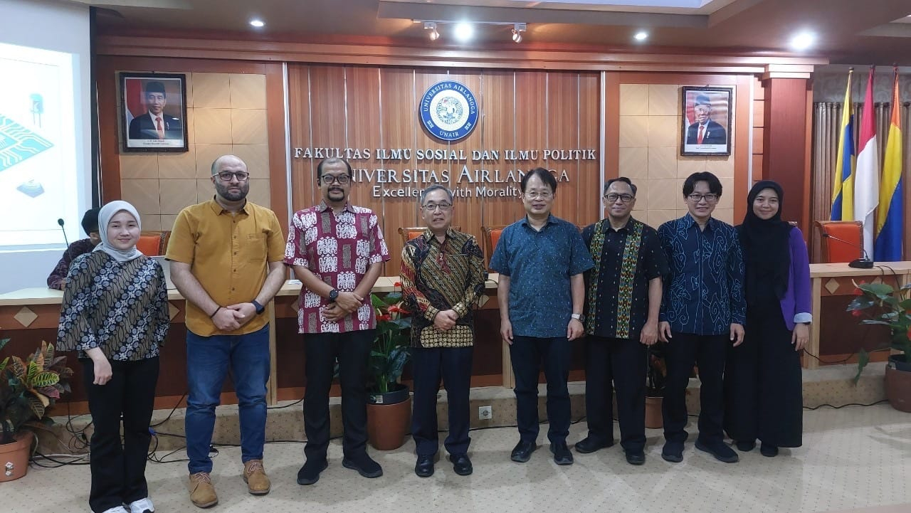 Mr. Chiu foto bersama Prof. Irfan Wahyudi, Wakil Dekan FISIP Unair serta Dr. Vinsensio Dugis (3 dari kanan), Dr. Ahmad Safril Mubah dan Dr.Sarah Anabarja (1 dari kanan) Departemen Hubungan Internasional