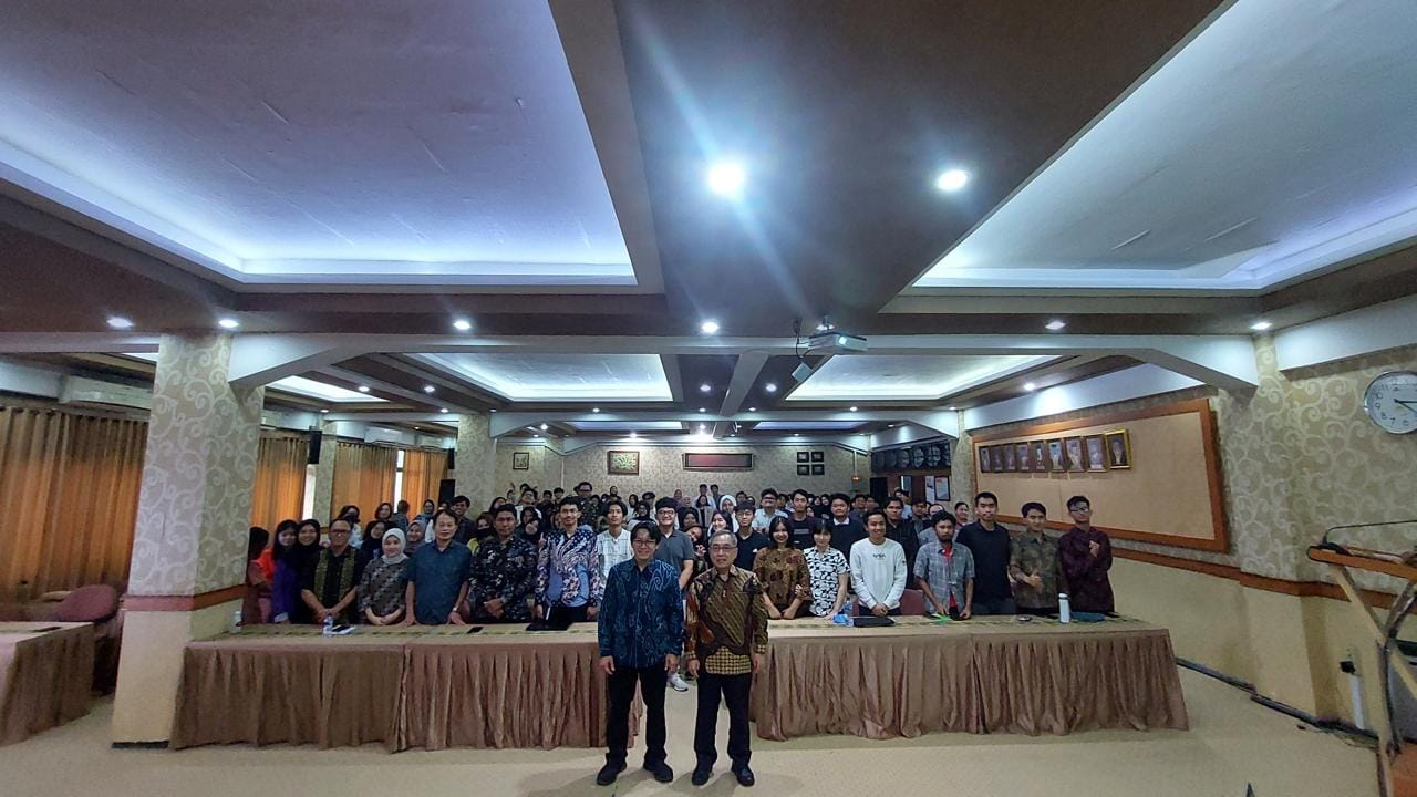 Mr. Chiu dan Dr. Ahmad Safril Mubah foto bersama dosen dan mahasiswa yang hadir