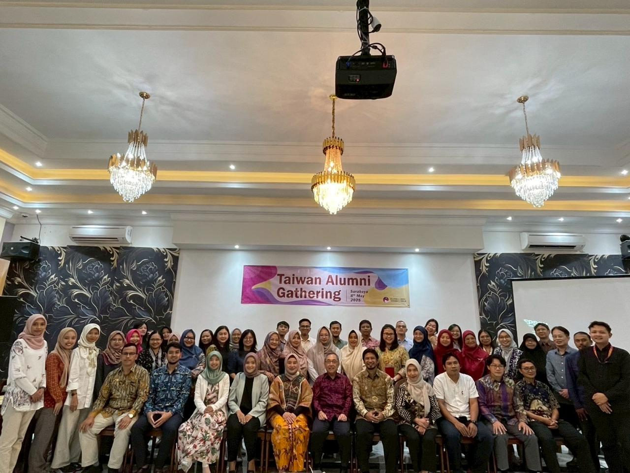 Director General TETO Surabaya Isaac Chiu menyelenggarakan acara Taiwan Alumni Gathering untuk Asosiasi Alumni Taiwan (TAA) pada Kamis malam, 8 Mei. Lebih dari 70 anggota fakultas dan alumni penerima beasiswa Taiwan dari 15 universitas dan perguruan tinggi, termasuk Universitas Airlangga, menghadiri acara ini. Pertukaran pendapat dan diskusi berlangsung meriah dan Director General Isaac Chiu menghimbau para akademisi yang hadir untuk mendukung keikutsertaan Taiwan dalam WHA.