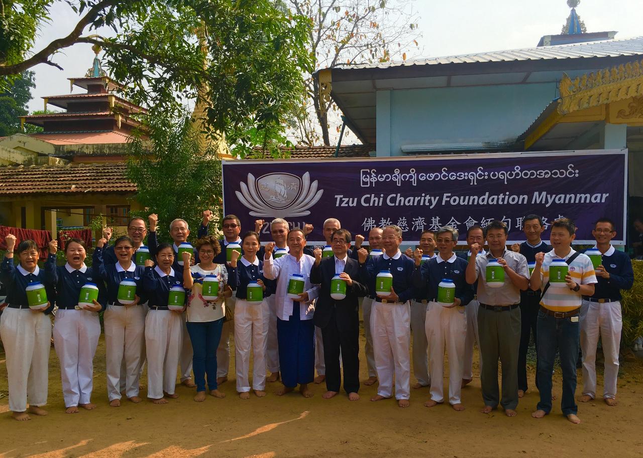 慈濟基金會繼上 (2018) 年底前來緬甸農村發放綠豆種後，本年 2 月 16-25 日再度前來緬甸仰光省、勃固省、孟邦、克倫邦發放稻種，受惠農民近萬戶。17 日上午本處張代表俊福偕與參事張水庸及僑務組張組長文華應邀前往發放地點參與慈濟稻種發放活動。