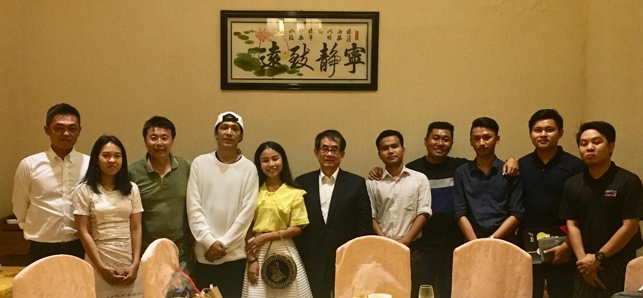 本年2月25日駐緬甸代表處張代表俊福會見緬甸時報（Myanmar Times）、緬甸電視台（MRTV4）、伊洛瓦底報（Irrawaddy）、媒體公司(Index Myanmar)及知名旅遊部落客簡介臺灣地理人文促進觀光交流。（圖中）張代表俊福、（圖左四）緬甸歌手暨部落客、（圖左三）駐緬代表處副參事 張水庸、（圖左一）一等秘書 王志宏。