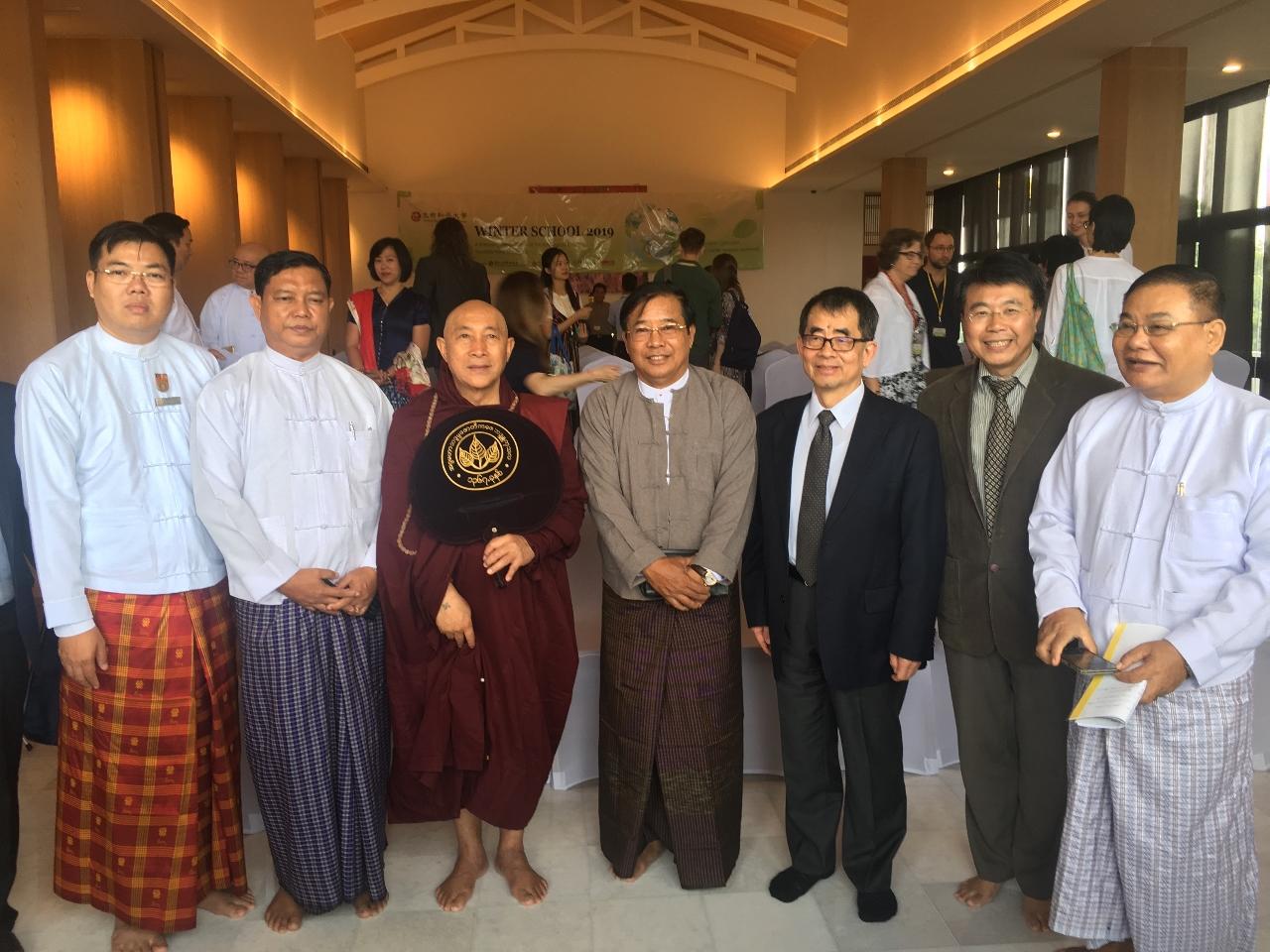 緬甸仰光「生命和平大學」開訓典禮靈鷲山心道法師（中）、駐緬甸代表張俊福（右三）、緬甸宗教部官員（左二）、駐緬甸代表處副參事張水庸（右二）、緬甸議員暨前大將軍AT Htun（右四）、佛教大師Sitagu Sayadaw秘書（左一）。