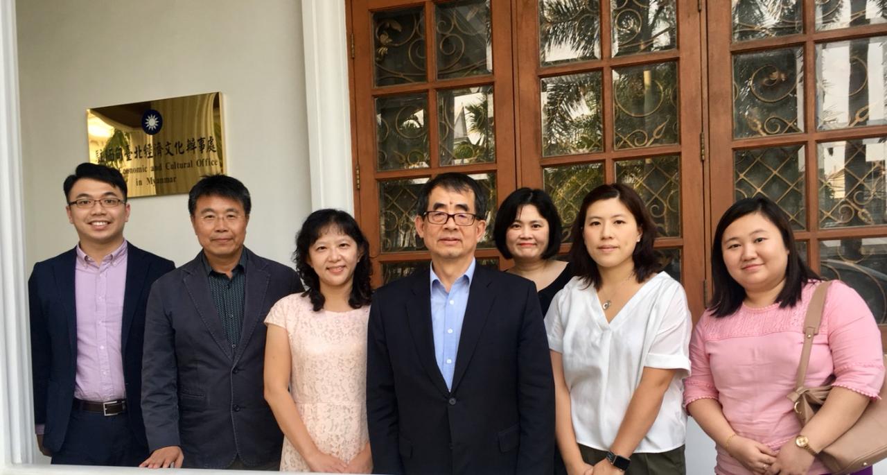 本年2月13日駐緬甸代表處張代表俊福接待中華民國醫事放射師學會理事長/元培醫事科技大學醫學放射系主任郭瓊文博士等人來緬甸舉辦醫學研討會。（圖中）張代表俊福、（左三）郭瓊文博士、（左二）副參事張水庸