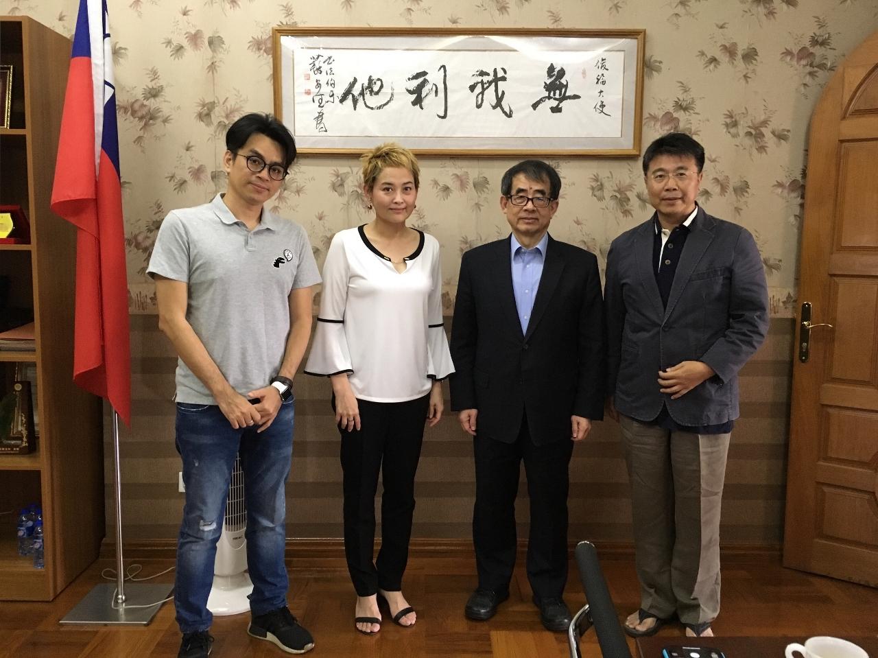 （圖中）中國醫藥大學附設醫院 國際醫療中心主任周艾齊、駐緬代表張代表俊福、（圖左）寶成集團經理歐進南、（圖右）駐緬代表處副參事張水庸（2019年4月8日）
