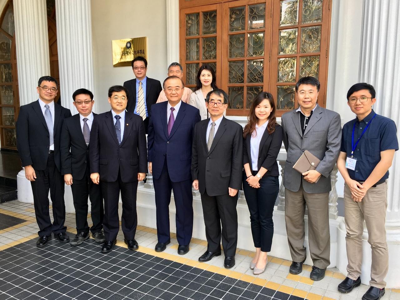 （圖）新光醫院院長侯勝茂率台灣醫療產業及專家拜會緬甸代表處；駐緬甸代表張俊福偕經濟組組長蕭俊、駐緬代表處副參事張水庸接待