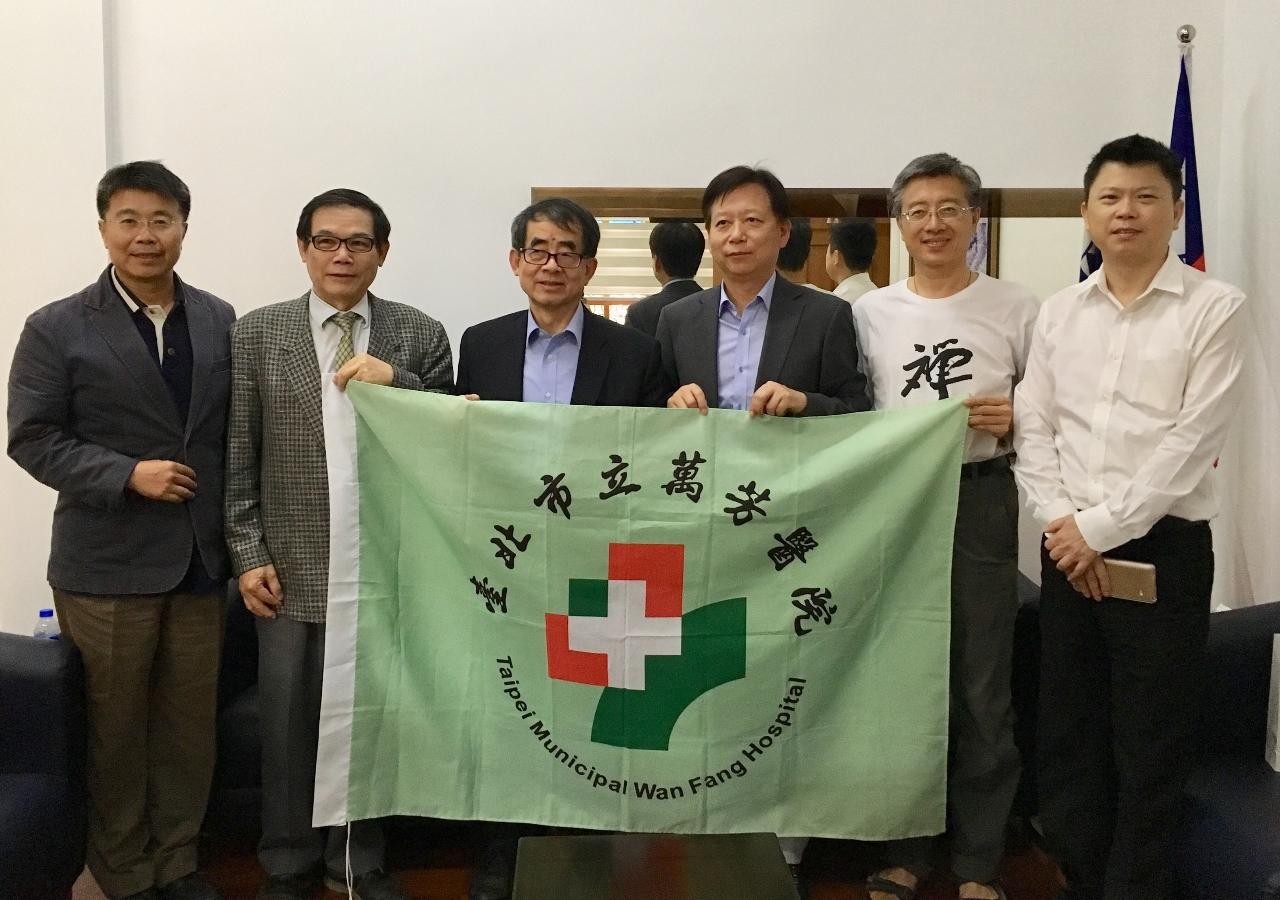 （圖中）駐緬甸代表張俊福、萬芳醫院副院長陳作孝醫師、預防醫學部門張裕泰醫師、靈鷲山慈善基金會副執行長陳世人、（圖左）駐緬甸代表處副參事張水庸、（圖右）僑務組主任張文華