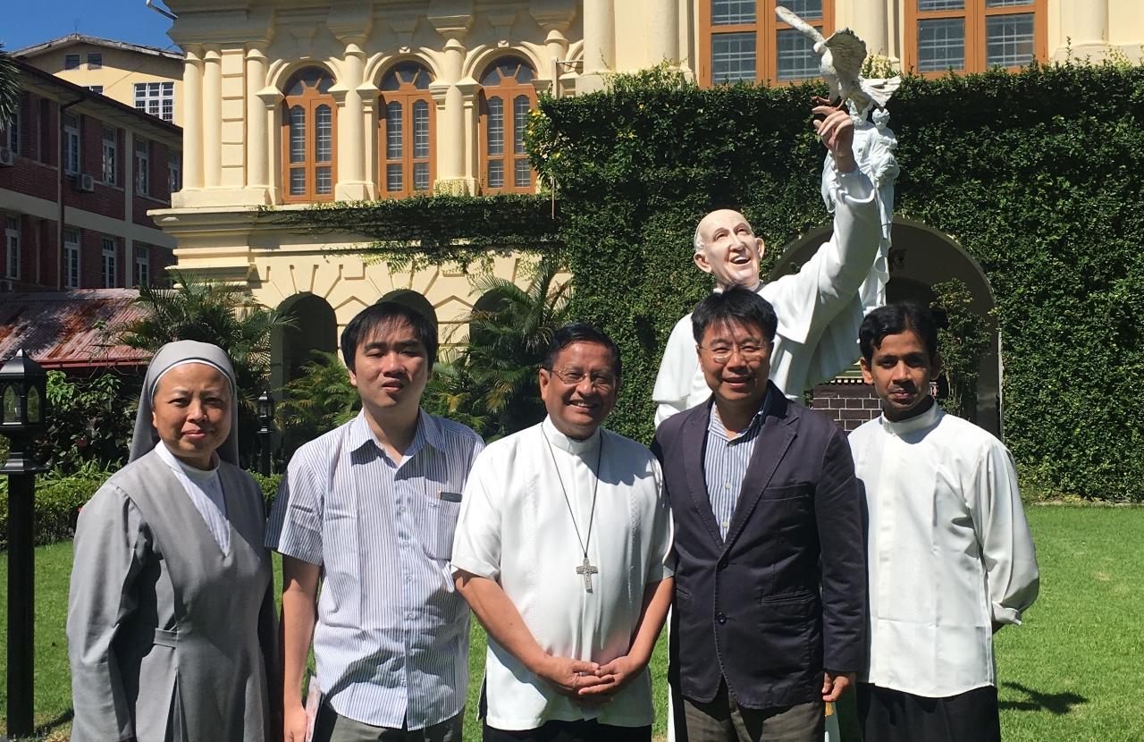 緬甸樞機主教查爾斯‧波（Cardinal Charles Bo）曾於2017年訪台出席使徒世界大會。駐緬甸代表處於本(2018)年中秋前夕派副參事張水庸前往「緬甸天主教主教會議」（CBCM）會見緬甸樞機主教查爾斯‧波（Cardinal Charles Bo）（中）及 Zarbinus神父（右一）就宗教事務交換意見並祝賀中秋佳節（2018年9月）。