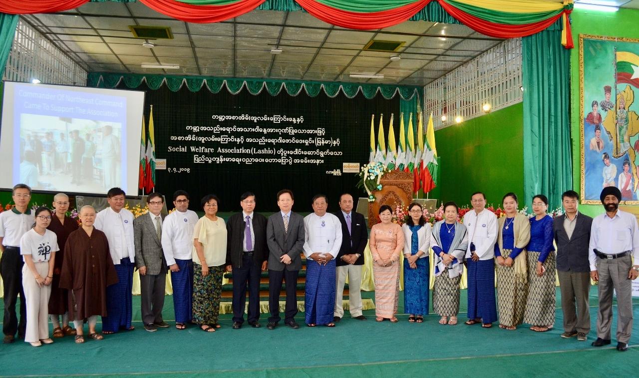 萬芳醫院及靈鷲山慈善基金會捐贈緬甸臘戌胃鏡設備並協助醫療人員培訓。臘戌社會福利會創辦人Aung Than Htut前將軍代表接受。（圖中）萬芳醫院副院長陳作孝醫師、預防醫學部門張裕泰醫師（圖右）駐緬甸代表處副參事張水庸 （圖左）靈鷲山慈善基金會副執行長陳世人及釋恆明法師