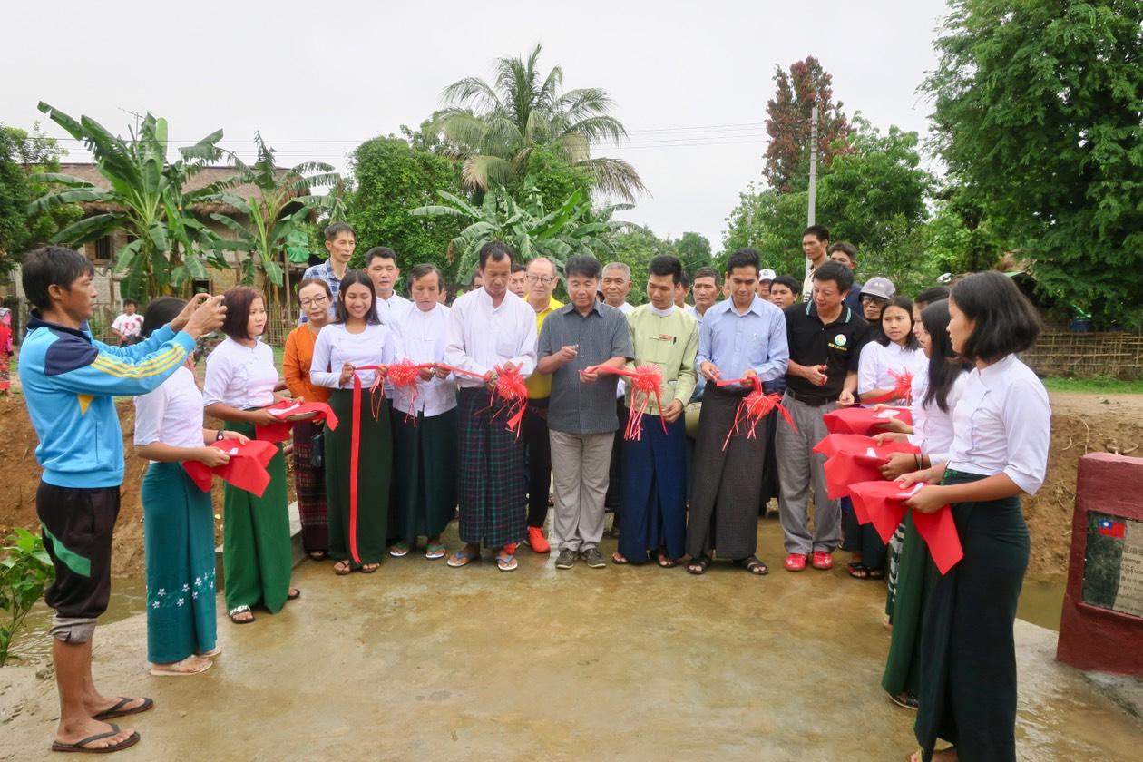 台灣慈善團體在緬甸克欽邦(Kachin State)密支那興建的橋樑啟用典禮，當地官員及村民、愛緬基金會、緬甸留台同學會共襄盛舉；駐緬甸代表處副參事張水庸致詞除概述臺灣在國際間參與各項合作發展及援助情形，並感謝各界與我NGO慈善團體攜手合作在緬偏鄉辦理基礎建設（2019年5、6月）。