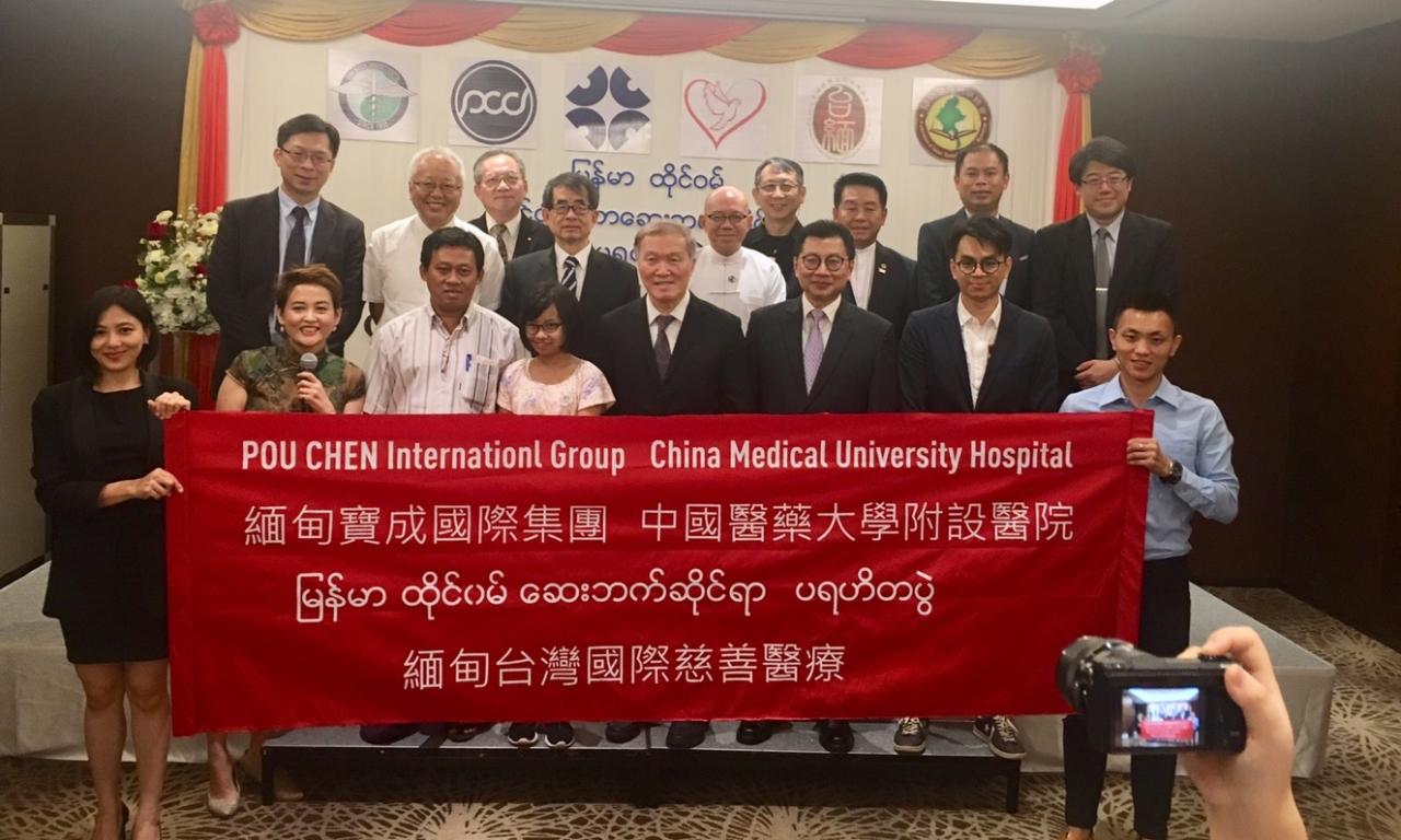 台灣醫療愛心在緬甸重建罕病女童五官（圖中）駐緬甸代表處代表張俊福、緬甸駐台代表妙鄧、中國醫藥大學附設醫院國際醫療中心院長陳宏基、緬甸寶成國際集團代表、基督教全人關懷協會合影。駐緬甸代表處經濟組組長蕭俊、秘書呂佩娟及副參事張水庸出席應邀與會（2019年5月30日）