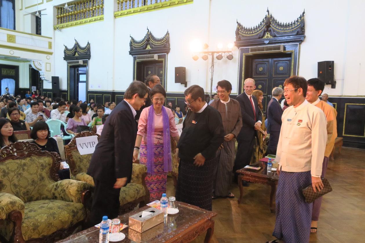 音樂會開幕前仰光市長Maung Maung Soe、使節團、藝文界、表演藝術家及駐緬代表張俊福、副參事張水庸及秘書呂佩娟等合影(2019年6月16日）