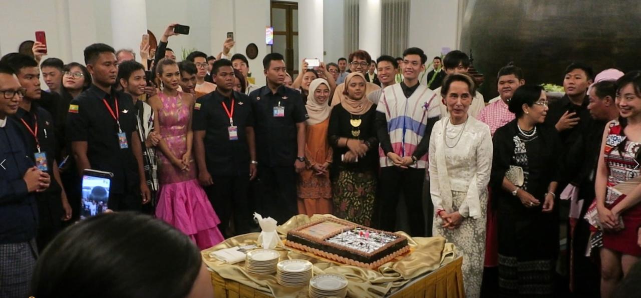 翁山蘇姬生日音樂會後與當日表演藝術家齊聚一堂生日蛋糕慶生（2019年6月17日）