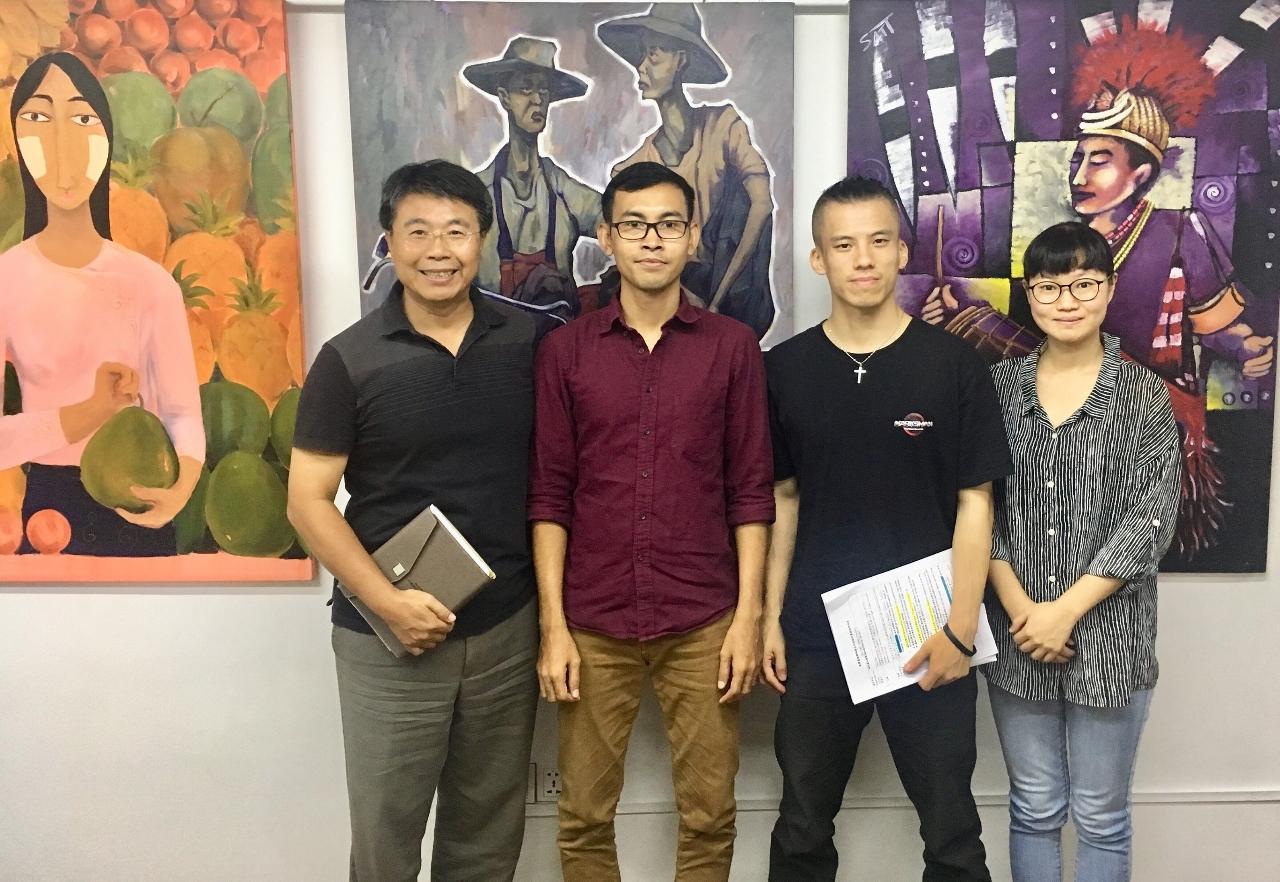 緬甸藝文團體Nawaday Tharlar Gallaery創辦人與台灣在緬甸青年藝術家及駐緬代表處副參事張水庸討論籌畫2019年Spotlight Taiwan在緬甸辦理音樂舞蹈活動（2019年5月）