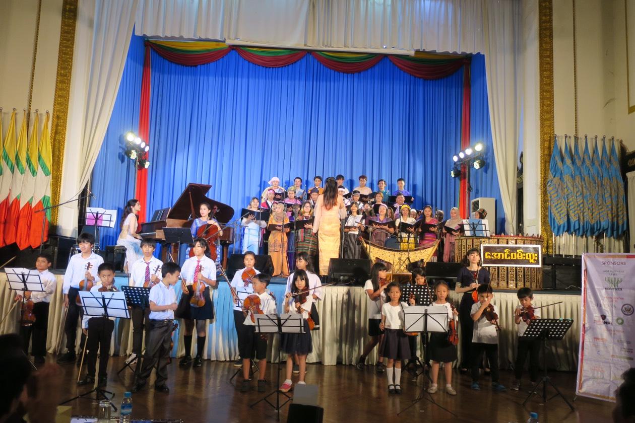 台灣鋼琴及小提琴家與緬甸青年合唱團及原鄉小提琴學童合奏並吟唱臺灣歌曲「滿天星星」（2019年6月16日）