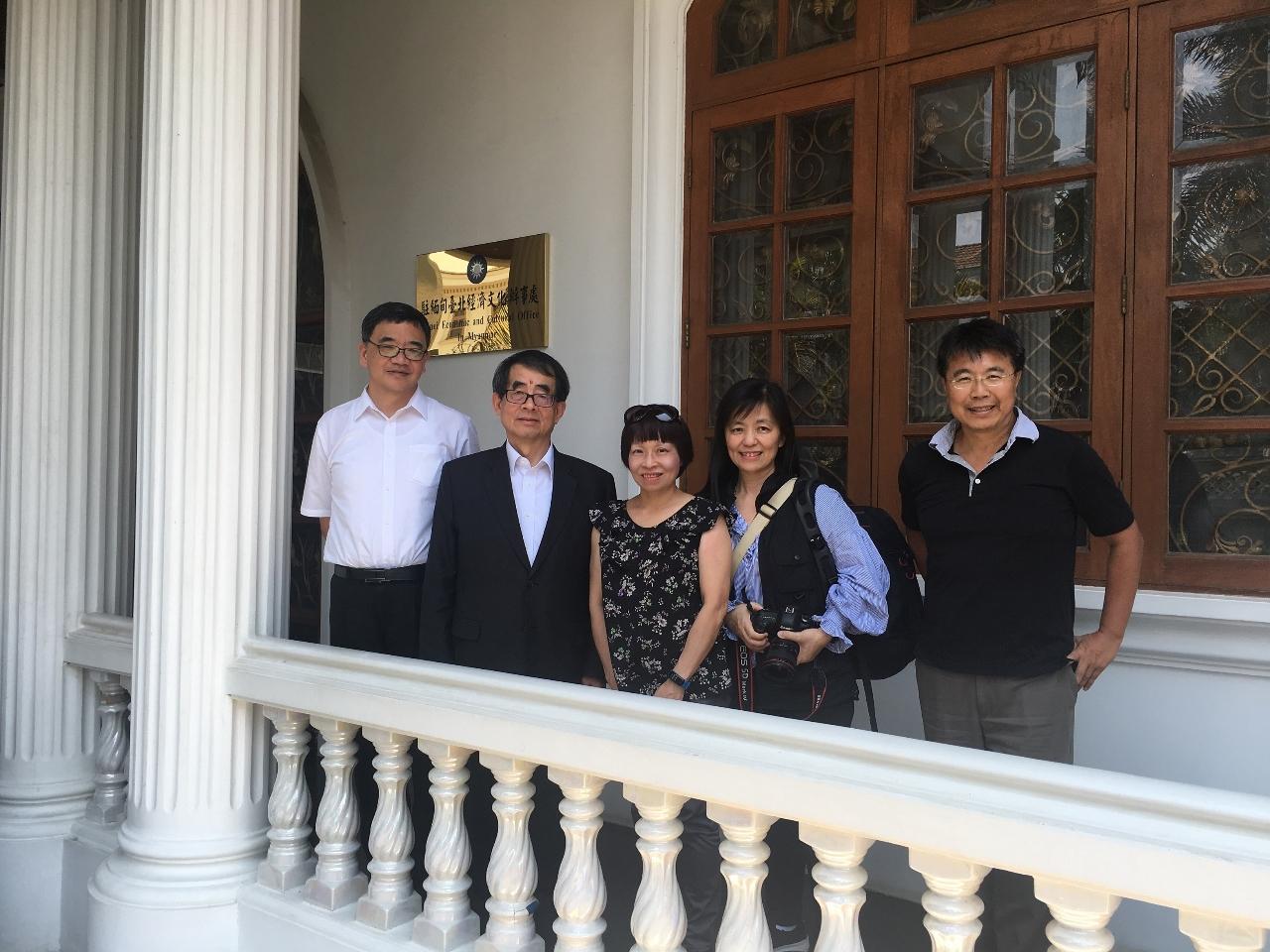 台灣評論採訪團隊拜會駐緬甸代表處（圖中）編譯何佳珊、攝影陳美玲與駐緬代表張俊福、經濟組組長蕭俊、副參事張水庸合影(2019年4月24日)