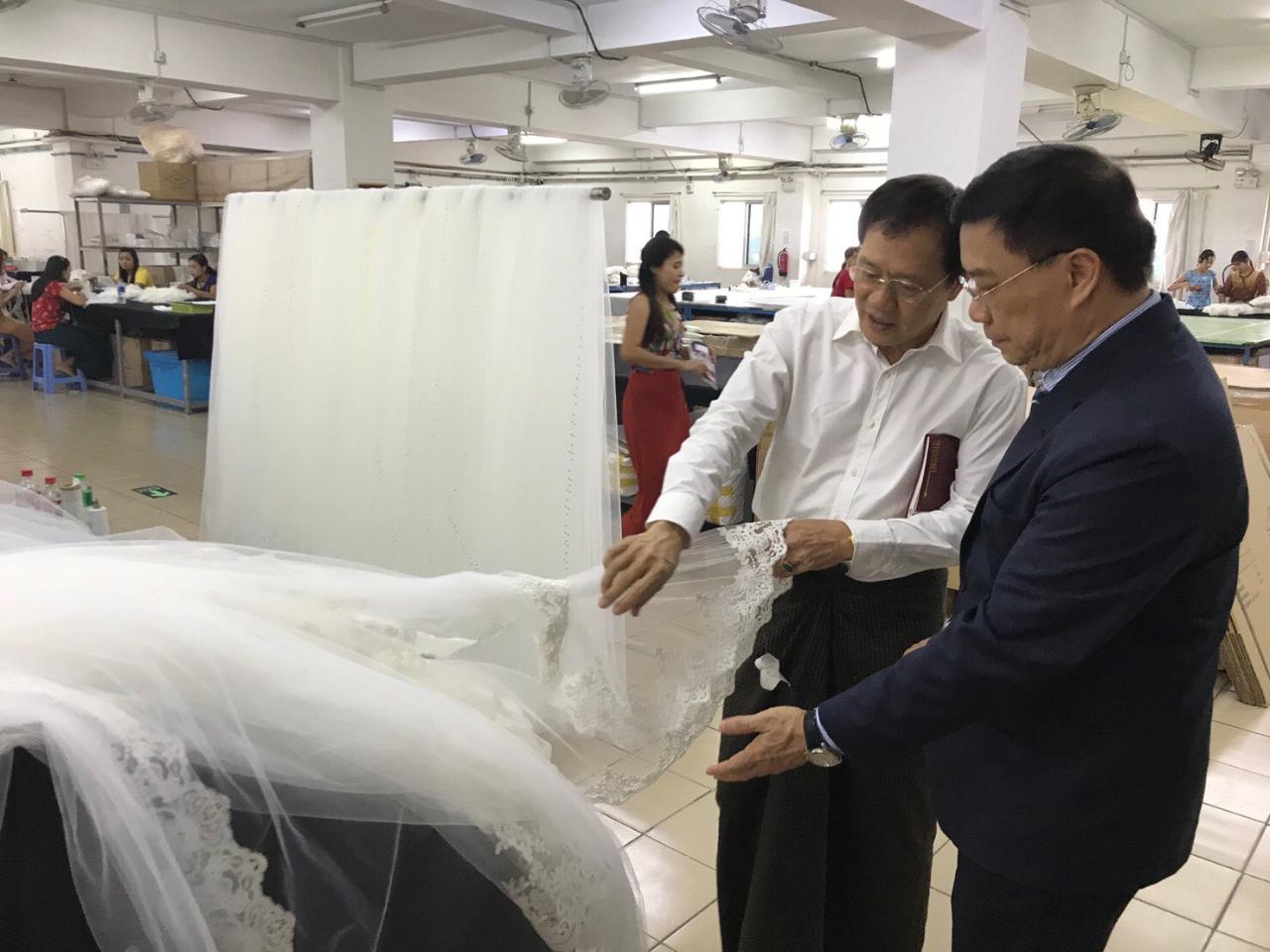 駐緬甸代表李朝成於1月31日上午前往蘭達亞工業區參觀台商偉特企業股份有公司工廠，受到王明祥董事長熱情接待，並陪同參觀工廠設備及員工生產情形，王明祥董事長也向李代表簡報籌設仰光華緬科學園經過情形，李大使對王董事長艱辛開創，打造出蕾絲王國表示欽佩，並預祝華緬科學園區開發順利。

李朝成代表參觀偉特企業廠區生產情形