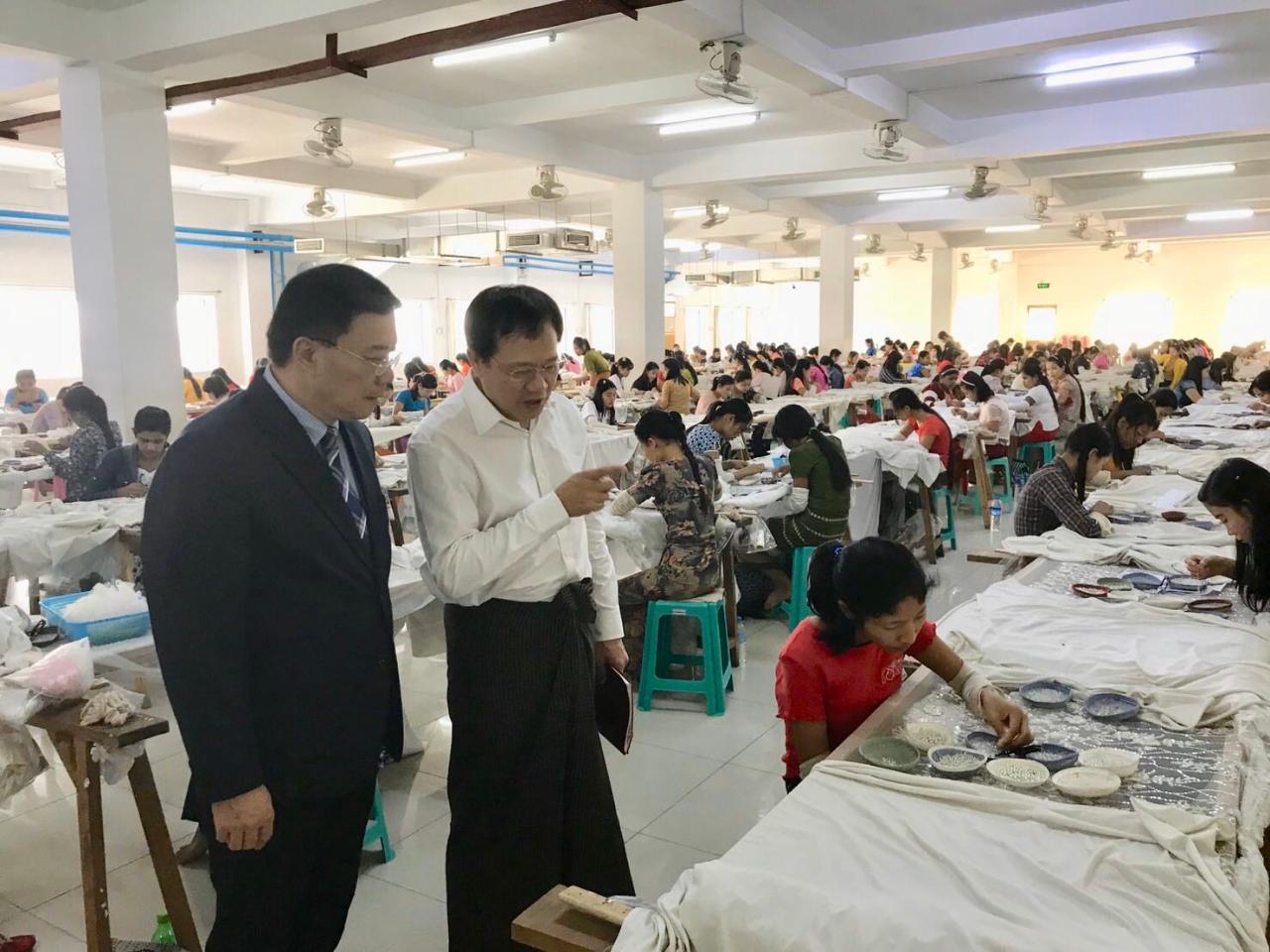 駐緬甸代表李朝成於1月31日上午前往蘭達亞工業區參觀台商偉特企業股份有公司工廠，受到王明祥董事長熱情接待，並陪同參觀工廠設備及員工生產情形，王明祥董事長也向李代表簡報籌設仰光華緬科學園經過情形，李大使對王董事長艱辛開創，打造出蕾絲王國表示欽佩，並預祝華緬科學園區開發順利。

李朝成代表參觀偉特企業廠區生產情形