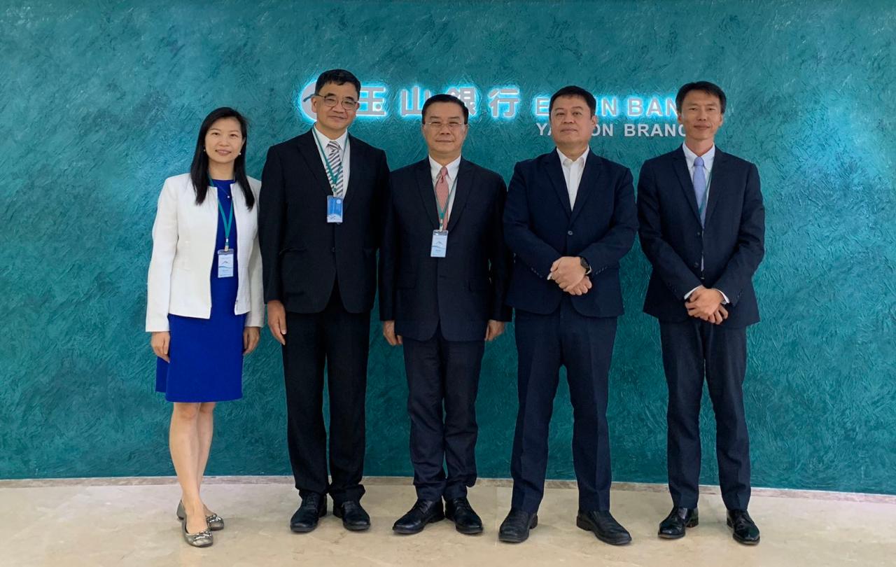 駐緬甸代表李朝成於本(1)月30日上午拜會玉山銀行仰光分行，該行江元仁行長率同仁接待並介紹該行業務及服務設施，雙方並就外商投資情勢與緬甸金融發展交換意見。玉山仰光分行於2016年9月取得緬甸中央銀行核准執照，同年10月正式開業營運，為目前唯一在緬甸設立分行之台資銀行，提供台商與外商優質金融服務。

玉山銀行仰光分行江元仁行長與駐緬甸代表李朝成、蕭俊組長、曾靖惠秘書、田文豪秘書合影