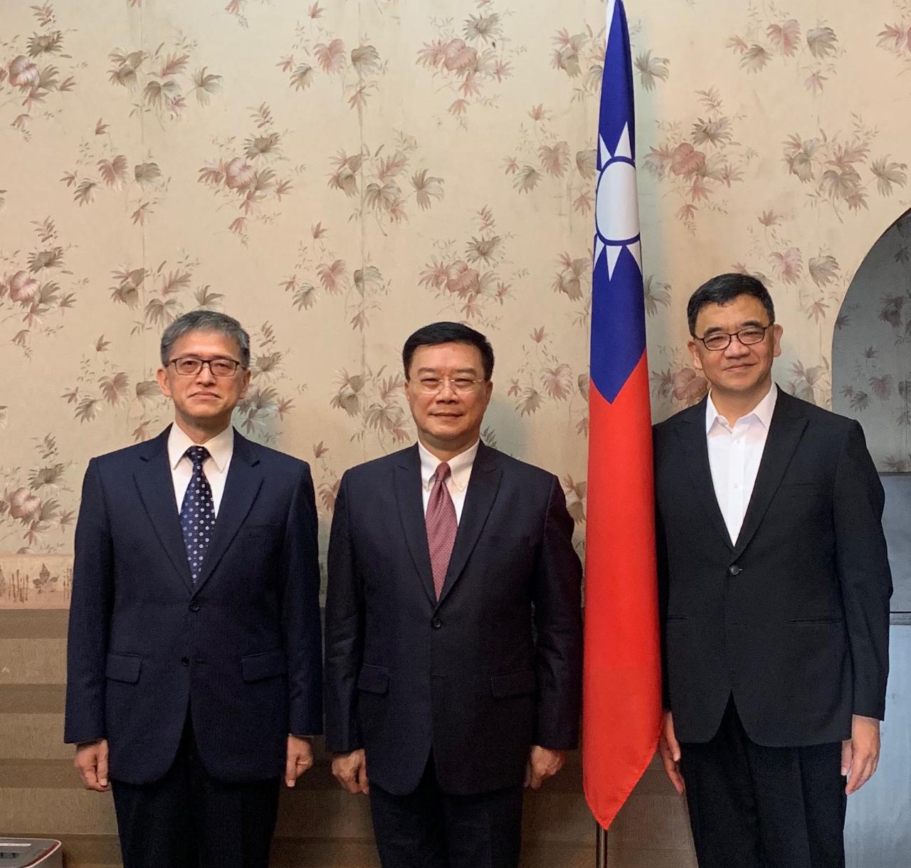 第一銀行仰光代表辦事處陳榮澤首席代表1月23日上午拜會駐緬甸代表處李朝成代表，就緬甸政府當前金融政策及金融業發展前景交換意見。

駐緬甸代表處李朝成代表(中)偕經濟組蕭俊組長(右)與第一銀行仰光代表辦事處陳榮澤首席代表(左)合影