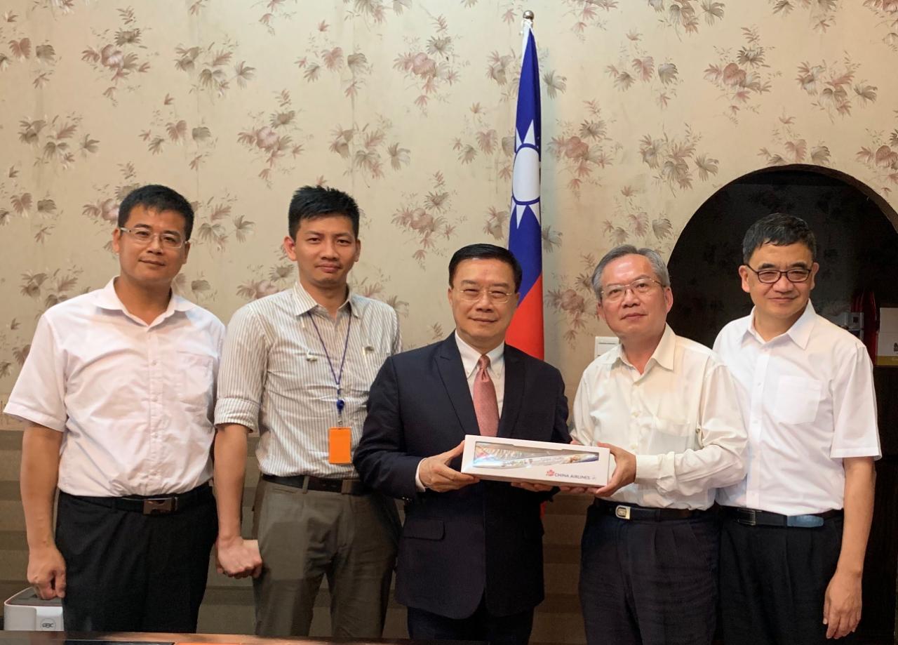 駐緬甸代表處李朝成代表(中)與中華航空公司緬甸分公司林智義總經理(右二)、機場經理鍾文斌(左二)、機務代表林博勝(左一)、經濟組蕭俊組長(右一)合影