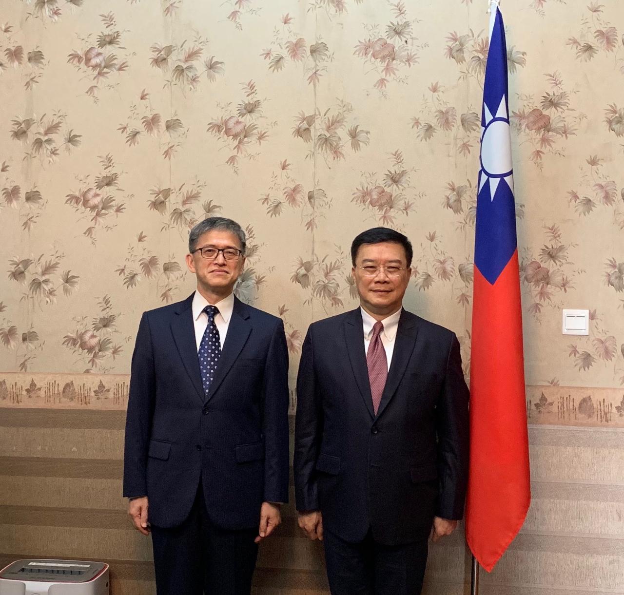 第一銀行仰光代表辦事處陳榮澤首席代表1月23日上午拜會駐緬甸代表處李朝成代表，就緬甸政府當前金融政策及金融業發展前景交換意見。

駐緬甸代表處李朝成代表(右)與第一銀行仰光代表辦事處陳榮澤首席代表(左)合影