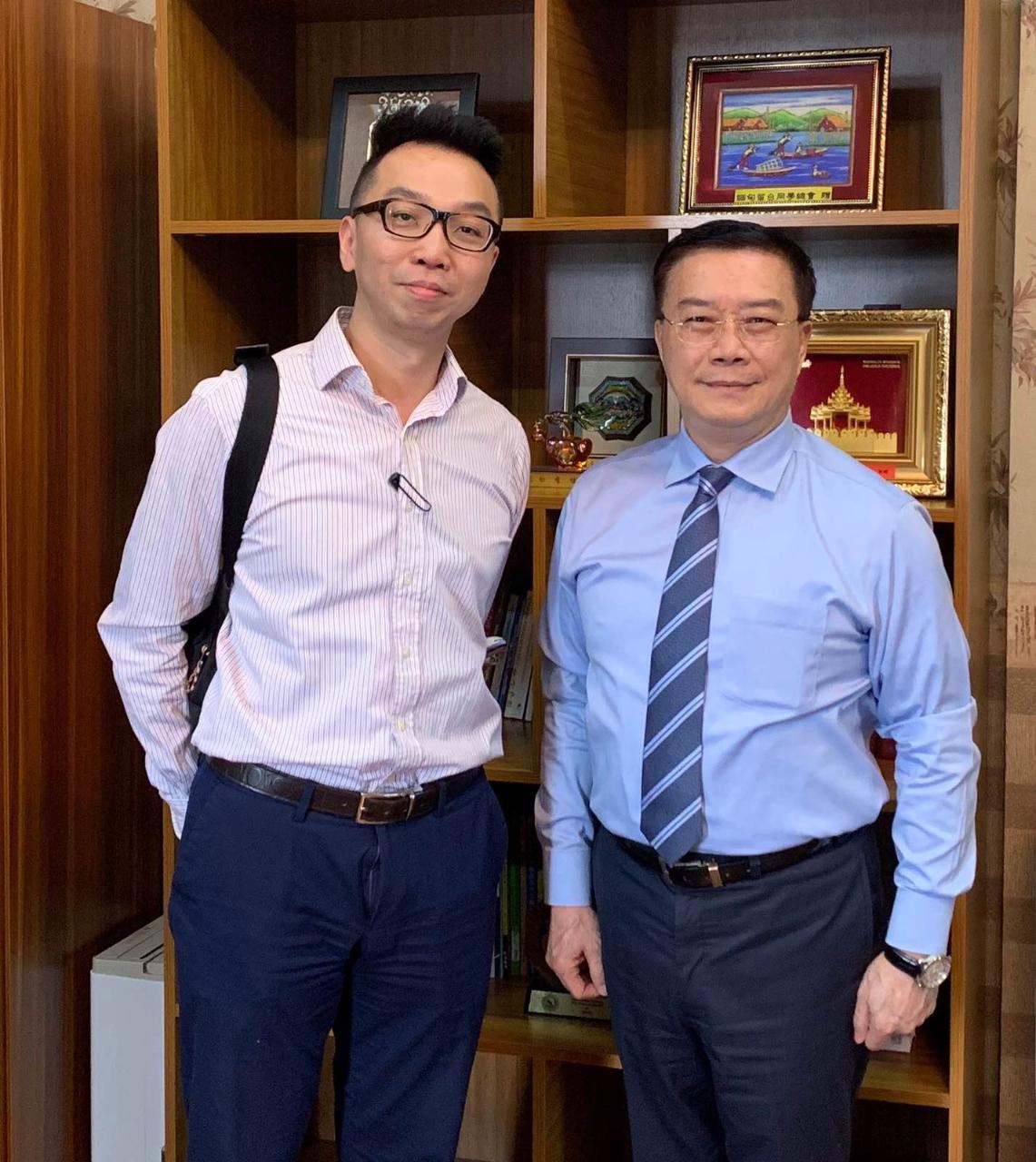 萬海航運股份有限公司緬甸船務蔡承諭代表1月29日下午拜會駐緬甸代表處李朝成代表，就緬甸航運業及整體產業景氣走向等交換意見。

駐緬甸代表處李朝成代表(右)與萬海航運股份有限公司緬甸船務蔡承諭代表(左)合影