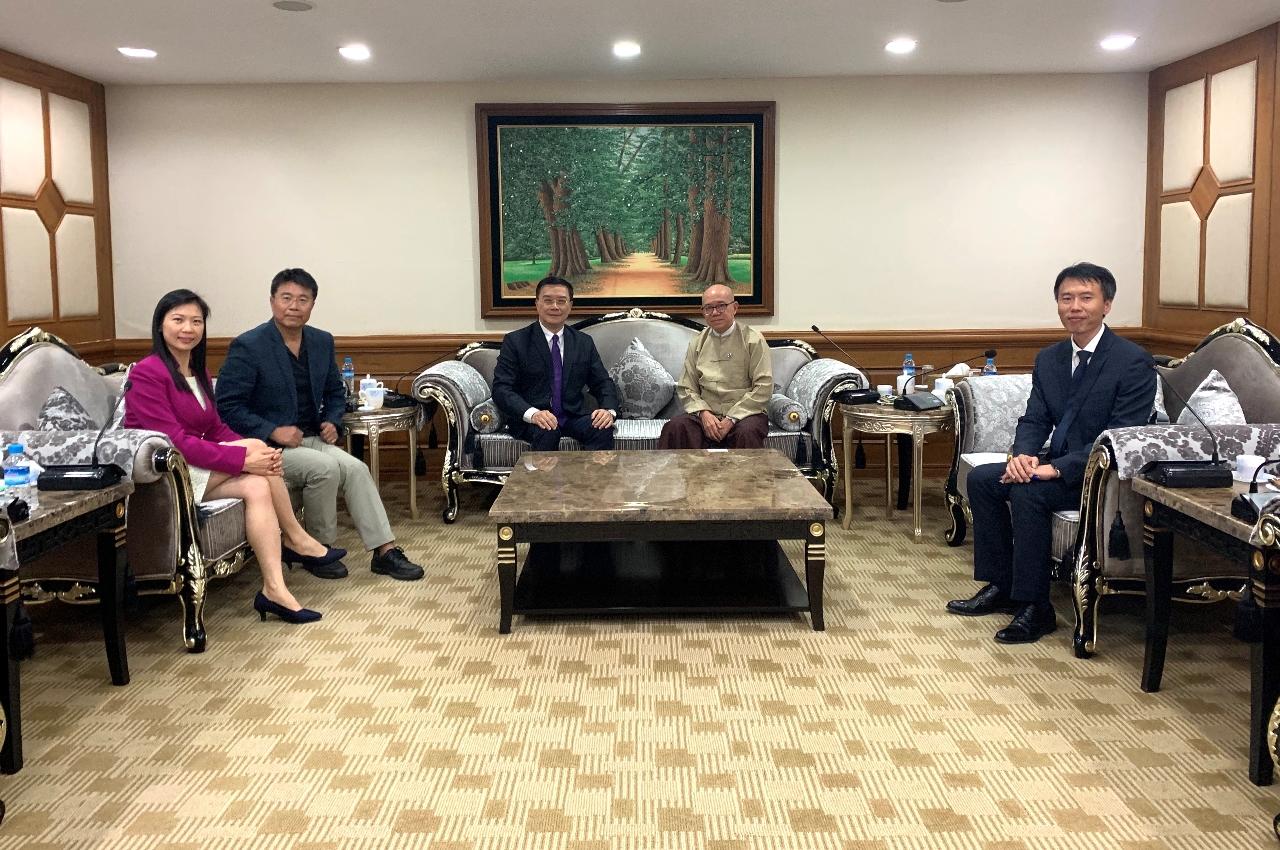 緬甸商工總會（UMFCCI）副會長妙鄧與駐緬甸代表處李朝成處長、張水庸副參事、曾靖惠秘書、田文豪秘書在貴賓接待室合影