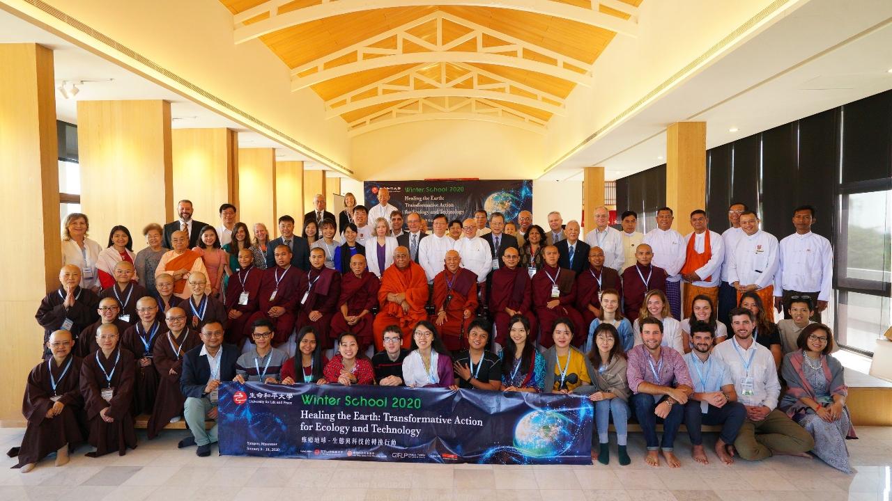 臺灣緬甸宗教環保界於仰光生命和平大學開幕典禮合照：靈鷲山心道法師、緬甸國師Sitagu Sayadaw、緬甸巴利大學校長Bhaddanta Kumara、仰光宗教環保人士、駐緬甸代表處副參事張水庸、駐緬甸代表處秘書曾靖惠