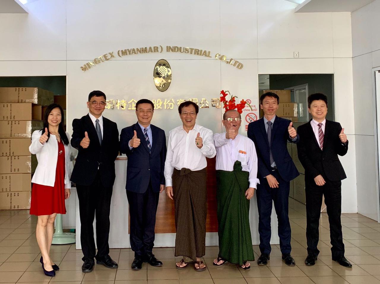 駐緬甸代表李朝成於1月31日上午前往蘭達亞工業區參觀台商偉特企業股份有公司工廠，受到王明祥董事長熱情接待，並陪同參觀工廠設備及員工生產情形，王明祥董事長也向李代表簡報籌設仰光華緬科學園經過情形，李大使對王董事長艱辛開創，打造出蕾絲王國表示欽佩，並預祝華緬科學園區開發順利。

駐緬甸代表處李朝成代表(中左)、偉特企業股份有公司王明祥董事長(中)、仰光華緬科學園股份公司李德和資深顧問(中右) 與駐緬甸代表處蕭俊組長、張文華組長、曾靖惠秘書、田文豪秘書合影