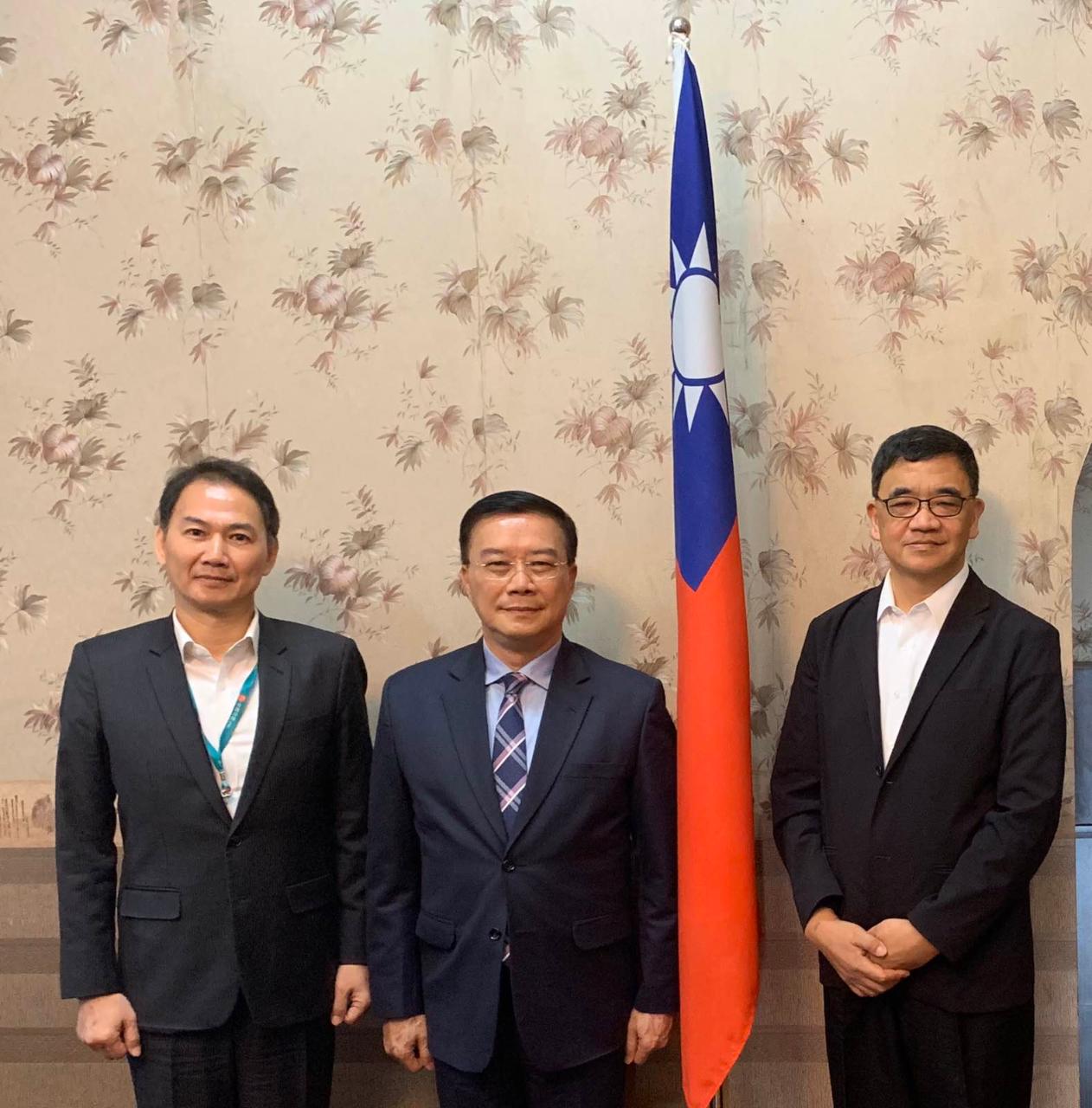 中國信託商業銀行仰光代表人辦事處劉大隆首席代表2月3日上午拜會駐緬甸代表處李朝成代表，就緬甸當前經濟發展及金融業發展前景交換意見。

駐緬甸代表處李朝成代表(中)偕經濟組蕭俊組長(右)與中國信託商業銀行仰光代表人辦事處劉大隆首席代表(左)