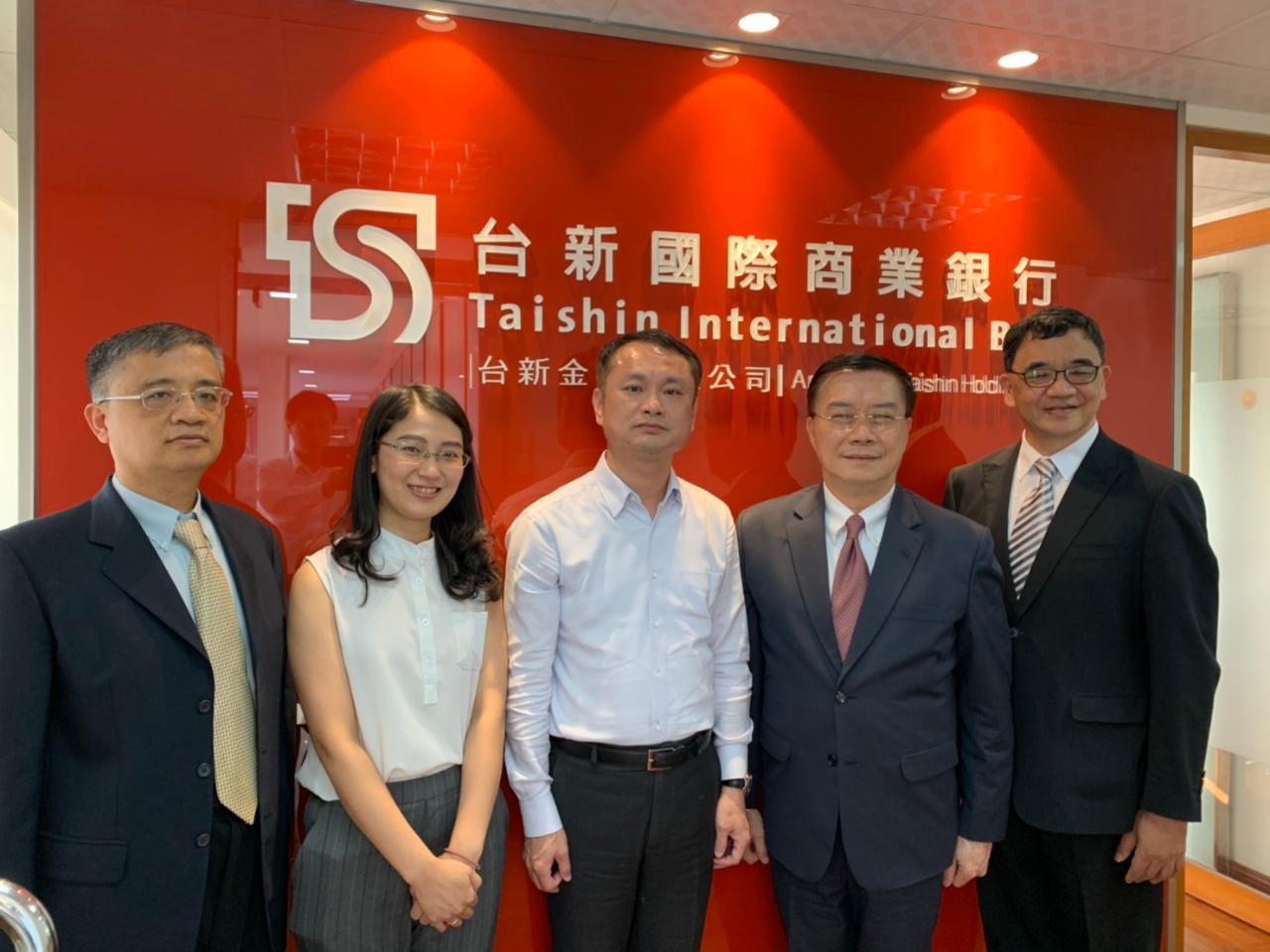 駐緬甸代表處李朝成代表2月4日下午拜會台商通越集團與彰化銀行、華南銀行、台灣中小企業銀行、台新銀行等4家仰光代表人辦事處，以及永豐金租賃公司緬甸辦事處，關心台商在緬甸經營情形，並就緬甸經濟發展及金融情勢交換意見。

駐緬甸代表處李朝成代表(中右)與台新銀行仰光代表人辦事處劉振國首席代表(中)、陳秋玲業務助理(中左)及經濟組蕭俊組長(右二)、李光興簡任秘書(左二)合影