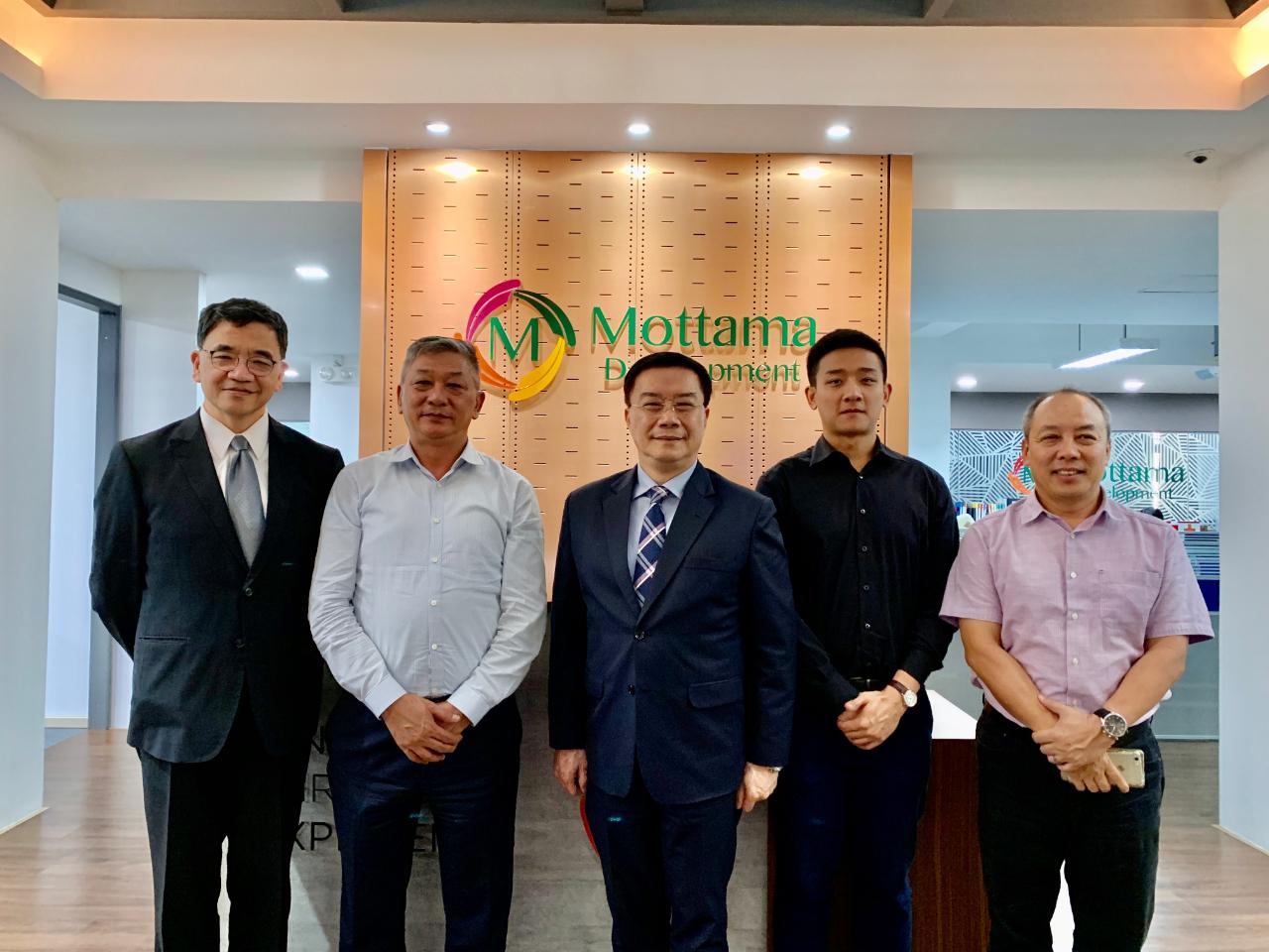 駐緬甸代表處李朝成代表2月11日下午拜會緬甸Mottama控股公司，獲楊河董事總經理、楊祖貴特助與李維斌顧問熱情接待，雙方就緬甸企業創業歷程、經商環境變化及企業未來發展前景交換意見。
Mottama控股公司由楊董事長創立於1997年，由早期為外國投資人興建廠房起步，並參與國家基礎建設，隨緬甸對外開放日漸茁壯，目前擁有數十家關係企業及數千員工，經營版圖橫跨營建、貿易及地產開發等業，為緬甸重要標竿企業。

駐緬甸代表處李朝成代表(中)與緬甸Mottama控股公司楊河董事總經理(左二)、楊祖貴特助 (右二)、李維斌顧問(右一)及經濟組蕭俊組長(左一)合影