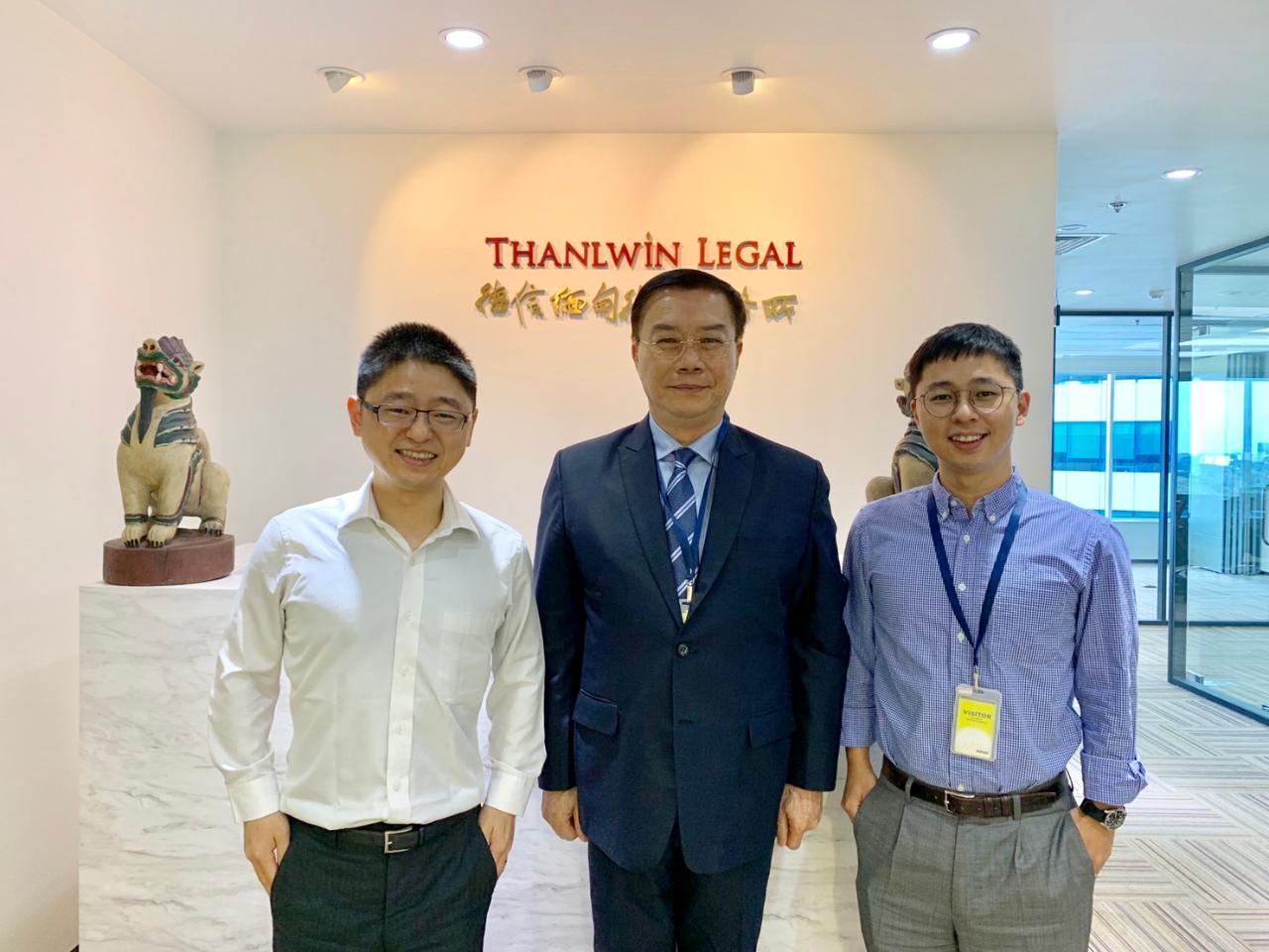 駐緬甸代表處李朝成代表2月5日下午拜會緬甸德信律師事務所管理合夥人曾勤博及顧問曾品方，瞭解緬甸商業環境對外開放情形，並就緬甸法制改革及招商現況交換意見。


駐緬甸代表處李朝成代表(中)與緬甸德信律師事務所管理合夥人曾勤博(左)及顧問曾品方(右)合影