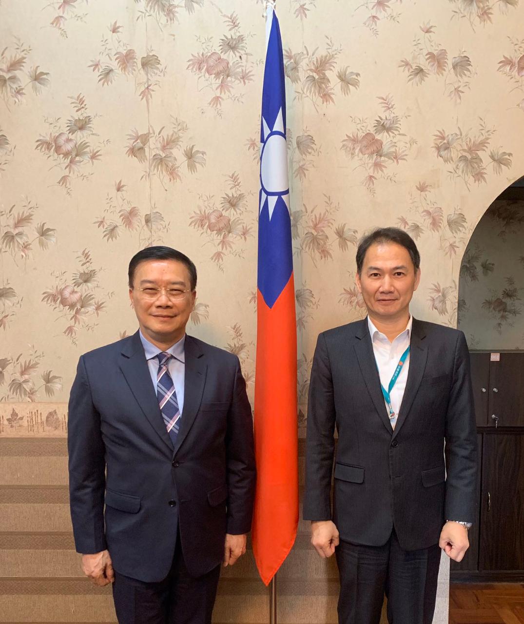 中國信託商業銀行仰光代表人辦事處劉大隆首席代表2月3日上午拜會駐緬甸代表處李朝成代表，就緬甸當前經濟發展及金融業發展前景交換意見。
 
駐緬甸代表處李朝成代表(右)與中國信託商業銀行仰光代表人辦事處劉大隆首席代表(左)合影
