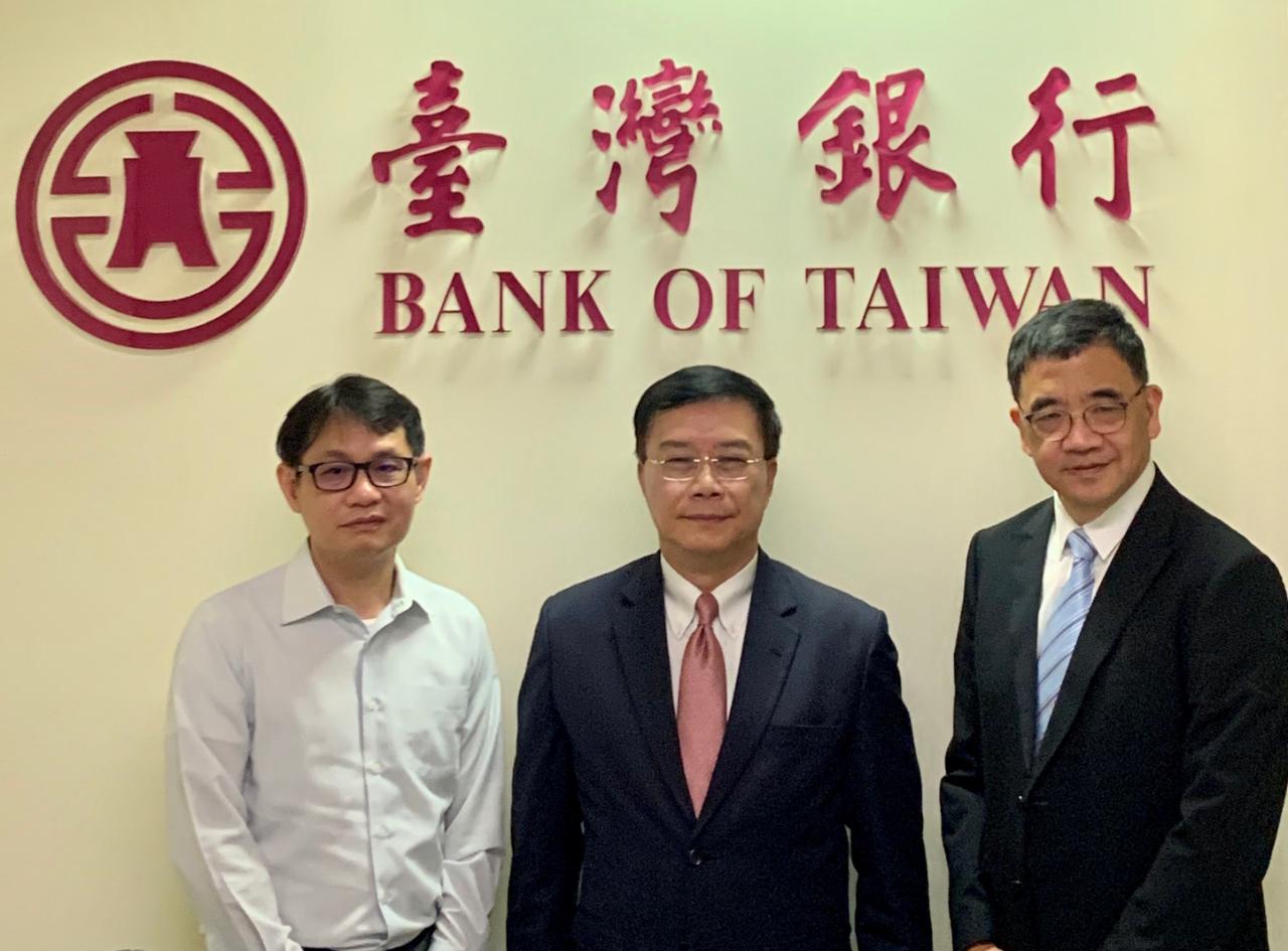 駐緬甸代表處李朝成代表偕同仁於2月28日上午拜會臺灣銀行緬甸仰光代表人辦事處莊祖雄主任，關心臺商在緬甸投資現況及經營情形，並就緬甸經濟發展及金融情勢交換意見。

駐緬甸代表處李朝成代表(右)與臺灣銀行緬甸仰光代表人辦事處莊祖雄主任(左)以及經濟組蕭俊組長(右二)合影