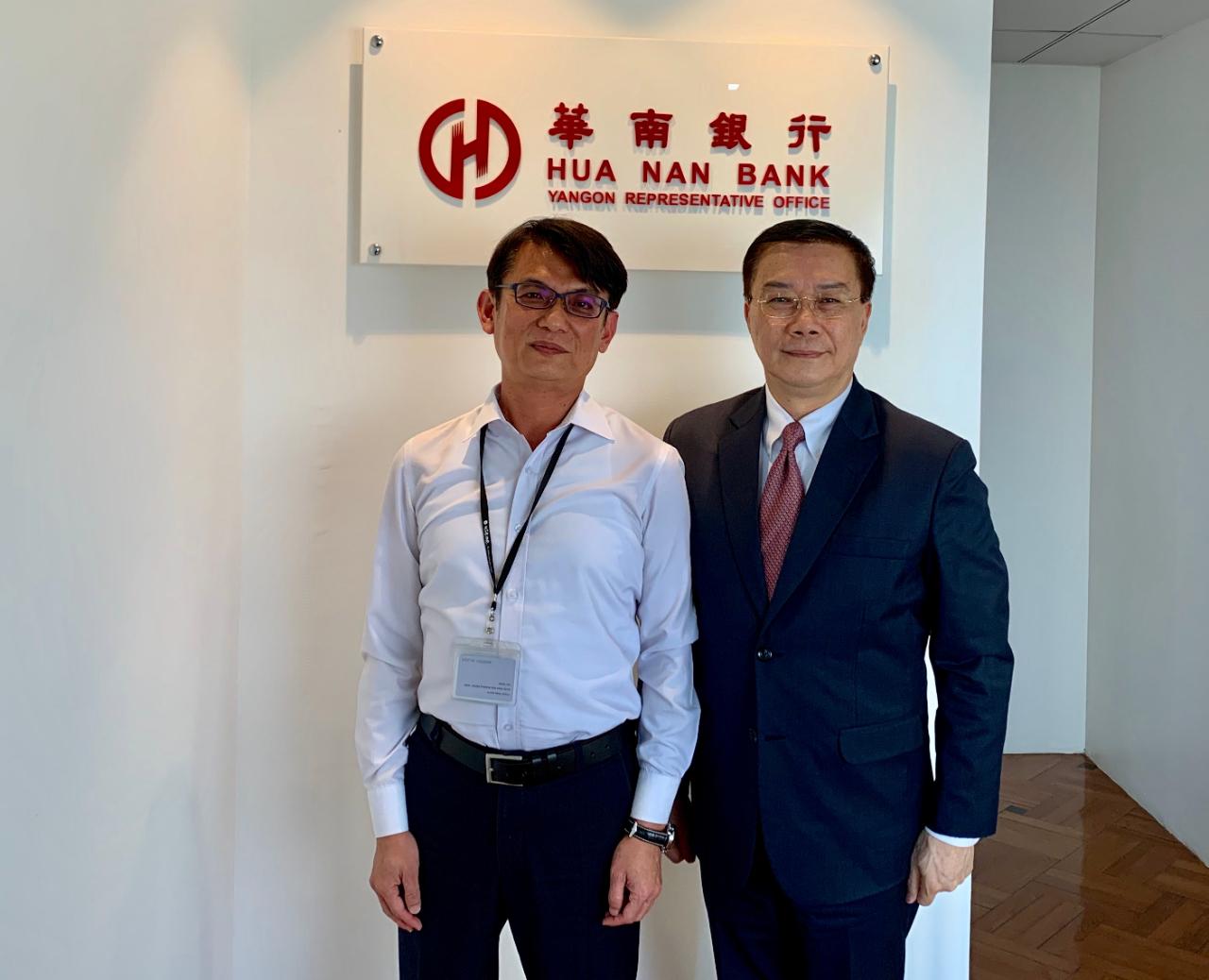 駐緬甸代表處李朝成代表2月4日下午拜會台商通越集團與彰化銀行、華南銀行、台灣中小企業銀行、台新銀行等4家仰光代表人辦事處，以及永豐金租賃公司緬甸辦事處，關心台商在緬甸經營情形，並就緬甸經濟發展及金融情勢交換意見。

駐緬甸代表處李朝成代表(右)與華南銀行仰光代表人辦事處李盈標首席代表(左)合影