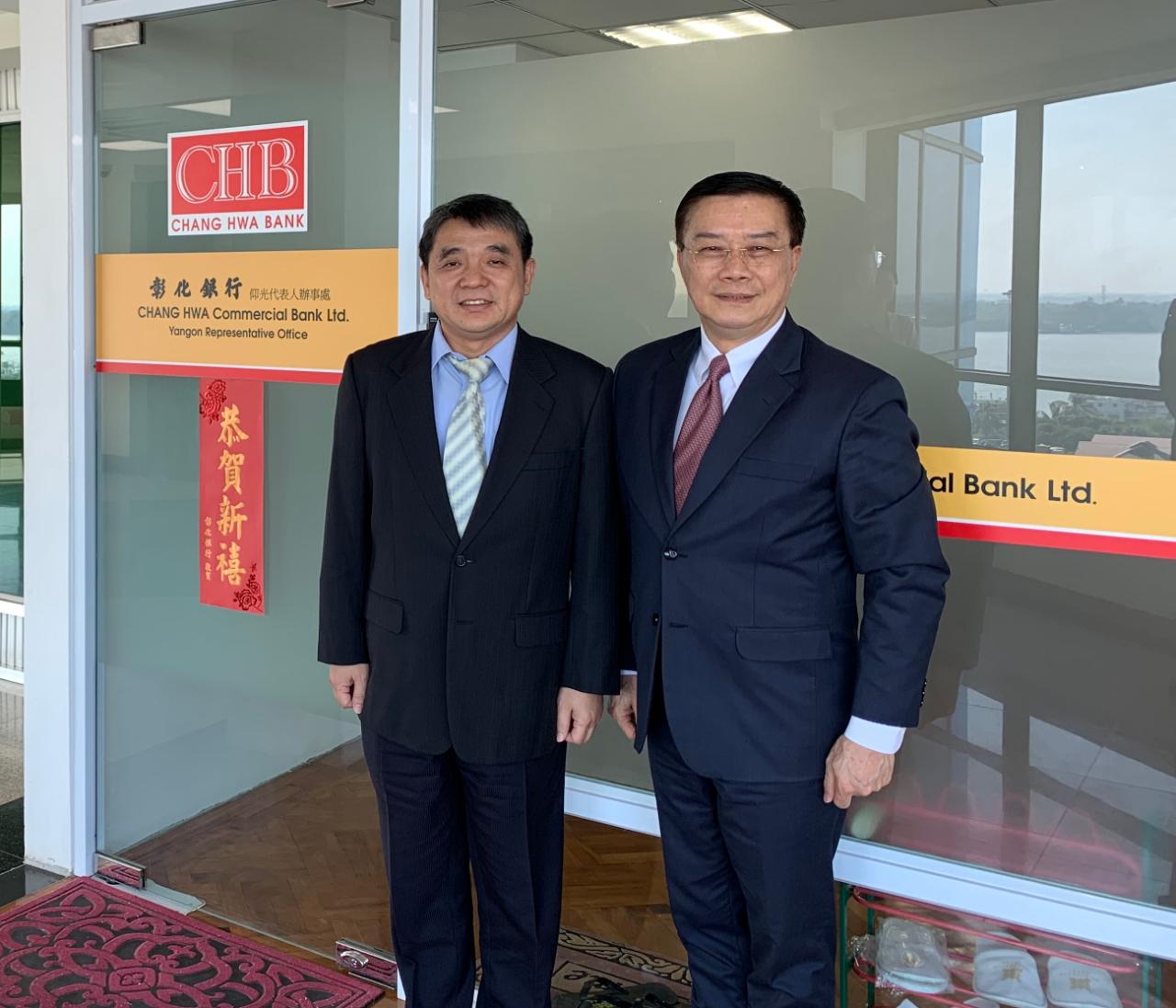 駐緬甸代表處李朝成代表2月4日下午拜會台商通越集團與彰化銀行、華南銀行、台灣中小企業銀行、台新銀行等4家仰光代表人辦事處，以及永豐金租賃公司緬甸辦事處，關心台商在緬甸經營情形，並就緬甸經濟發展及金融情勢交換意見。

駐緬甸代表處李朝成代表(右) 與彰化銀行仰光代表人辦事處方彥茂首席代表(左)合影