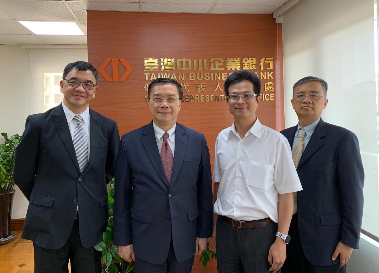 駐緬甸代表處李朝成代表2月4日下午拜會台商通越集團與彰化銀行、華南銀行、台灣中小企業銀行、台新銀行等4家仰光代表人辦事處，以及永豐金租賃公司緬甸辦事處，關心台商在緬甸經營情形，並就緬甸經濟發展及金融情勢交換意見。

駐緬甸代表處李朝成代表(左)與台灣中小企業銀行江宏典首席代表(右)以及經濟組蕭俊組長(左一)、李光興簡任秘書(右一)合影