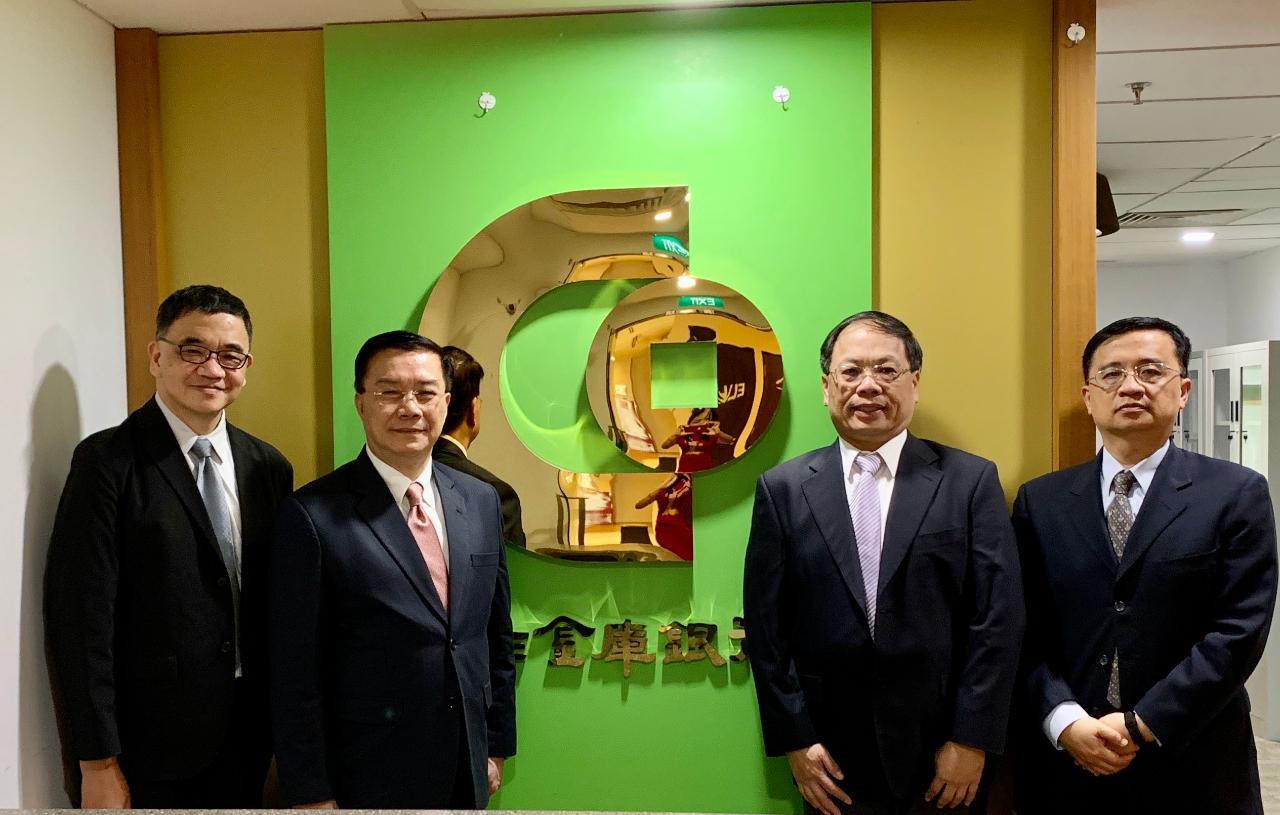 駐緬甸代表處李朝成代表偕同仁於2月21日下午拜會合作金庫商業銀行仰光代表人辦事處周王聰首席代表，關心台商在緬甸投資現況及經營情形，並就緬甸經濟發展及金融情勢交換意見。


駐緬甸代表處李朝成代表(左)與合作金庫商業銀行仰光代表人辦事處周王聰首席代表(右)以及經濟組蕭俊組長(左二)及李光興簡任秘書(右二)合影