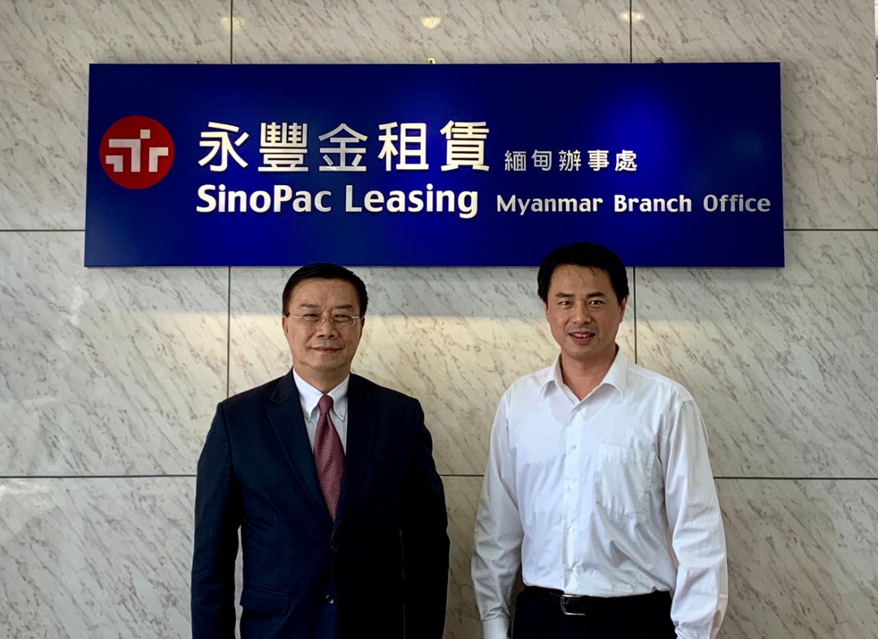 駐緬甸代表處李朝成代表2月4日下午拜會台商通越集團與彰化銀行、華南銀行、台灣中小企業銀行、台新銀行等4家仰光代表人辦事處，以及永豐金租賃公司緬甸辦事處，關心台商在緬甸經營情形，並就緬甸經濟發展及金融情勢交換意見。

駐緬甸代表處李朝成代表(左)與永豐金租賃公司緬甸辦事處李開國代表(右)合影 