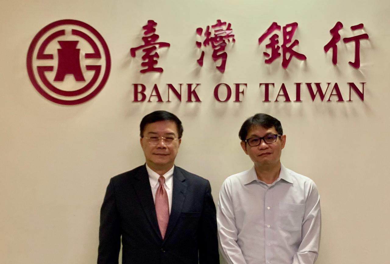 駐緬甸代表處李朝成代表偕同仁於2月28日上午拜會臺灣銀行緬甸仰光代表人辦事處莊祖雄主任，關心臺商在緬甸投資現況及經營情形，並就緬甸經濟發展及金融情勢交換意見。

駐緬甸代表處李朝成代表(左)與臺灣銀行緬甸仰光代表人辦事處莊祖雄主任(右)合影