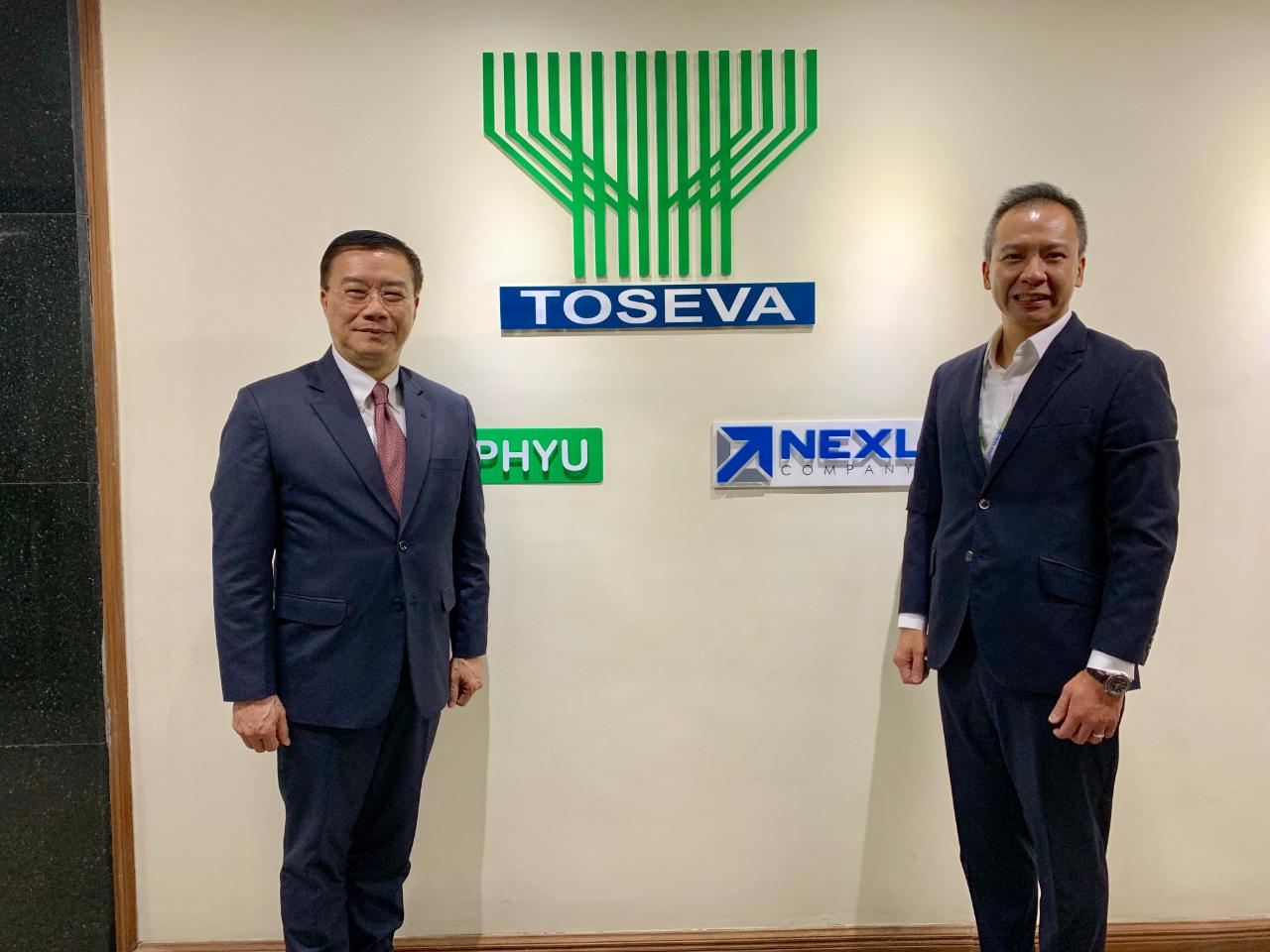 駐緬甸代表處李朝成代表2月4日下午拜會台商通越集團與彰化銀行、華南銀行、台灣中小企業銀行、台新銀行等4家仰光代表人辦事處，以及永豐金租賃公司緬甸辦事處，關心台商在緬甸經營情形，並就緬甸經濟發展及金融情勢交換意見。


駐緬甸代表處李朝成代表(左)與通越集團周建翔特別助理(右)合影